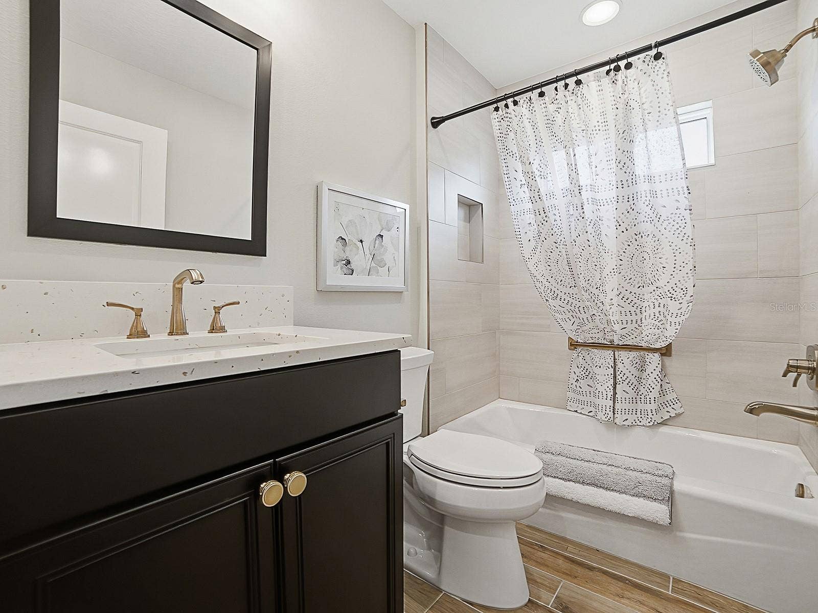 3075 LICCIARDELLO PATH, The Villages, FL 32163 2ND GUEST BATH WITH QUARTZ COUNTERTOPS AND TUB/SHOWER.