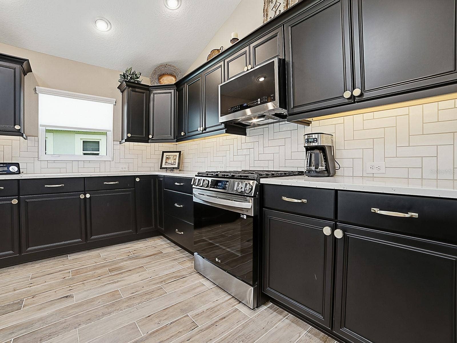 3075 LICCIARDELLO PATH, The Villages, FL 32163 LOVELY TILE BACKSPLASH WITH UNDER CABINET LIGHTING!