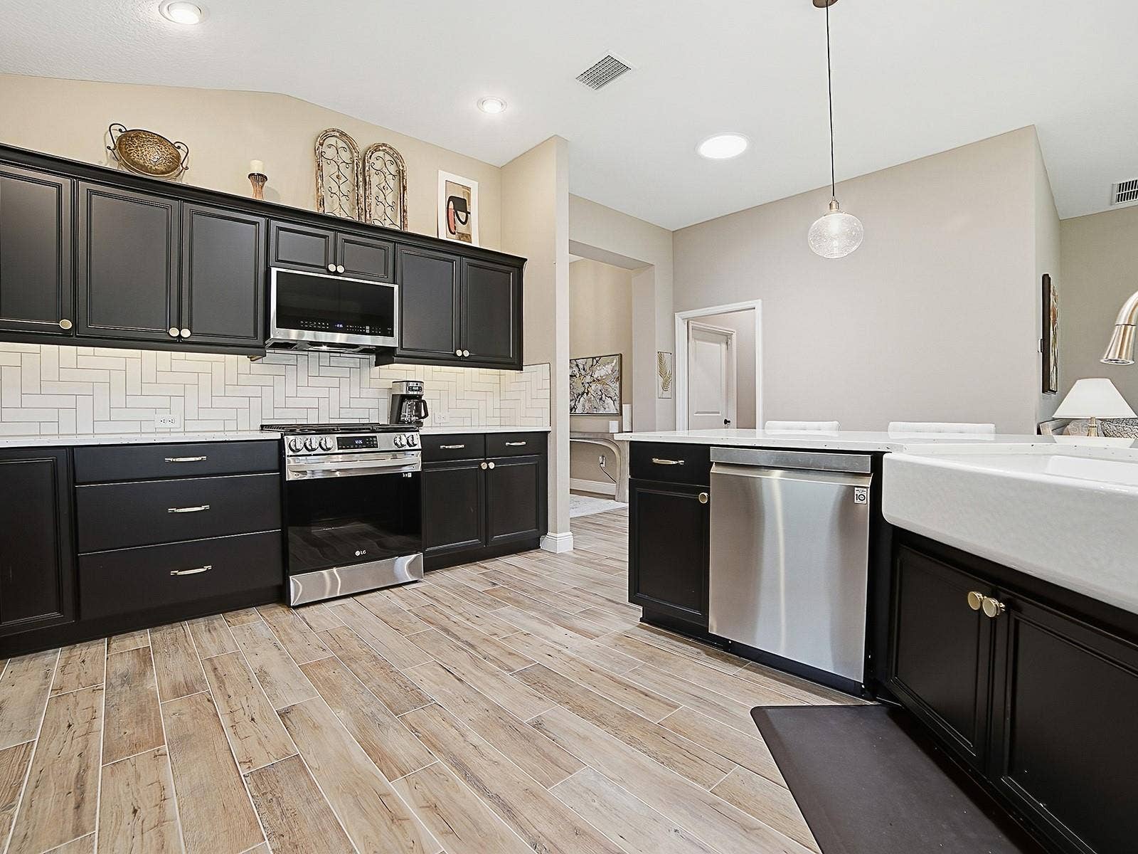 3075 LICCIARDELLO PATH, The Villages, FL 32163 POT DRAWERS; BUILT-IN NATURAL GAS STOVE.