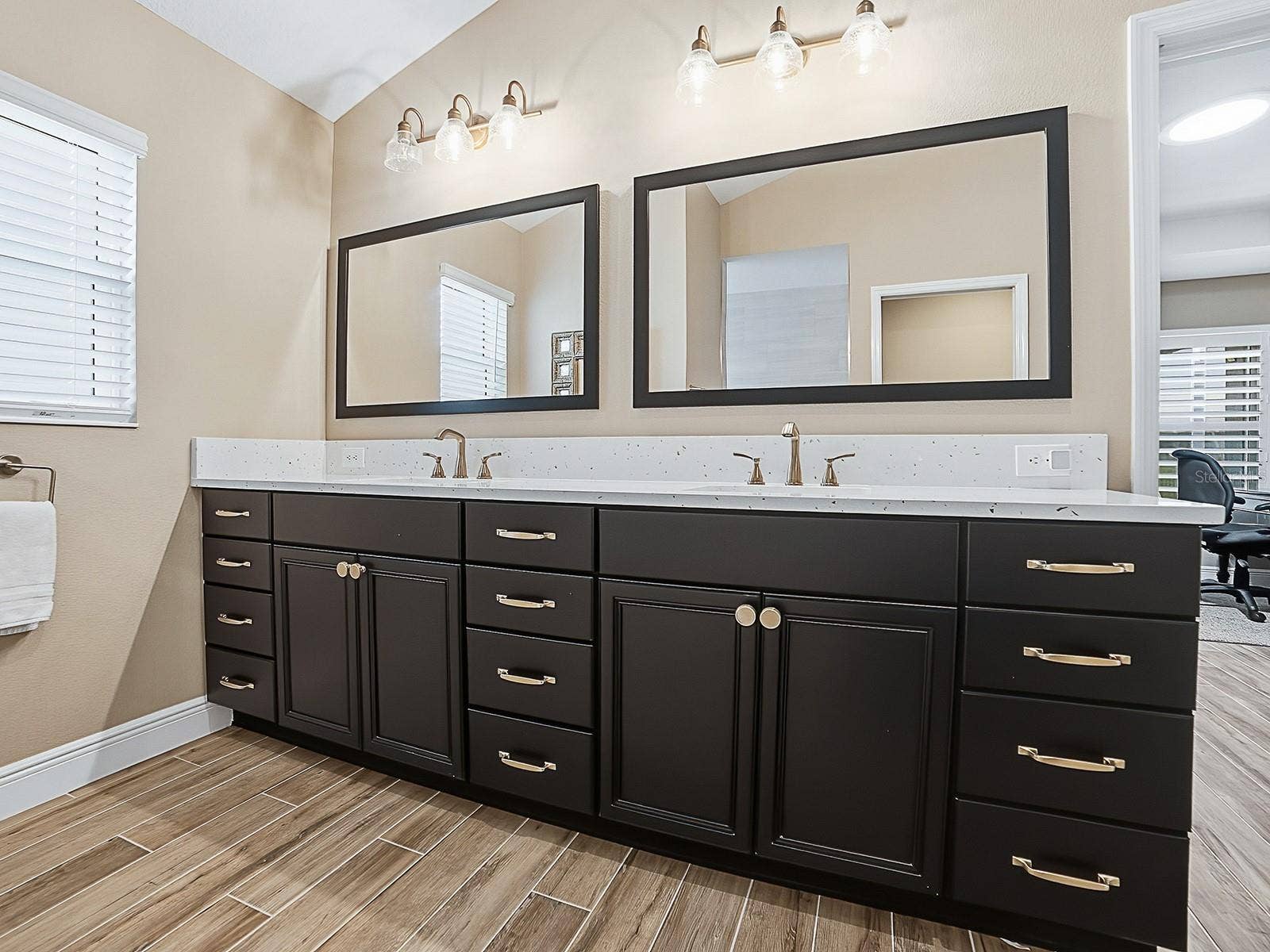 3075 LICCIARDELLO PATH, The Villages, FL 32163 QUARTZ COUNTERTOPS, DUAL SINKS, SAME LOVELY HARDWARE THROUGHOUT THE HOME, AND CUSTOM FRAMED MIRRORS.