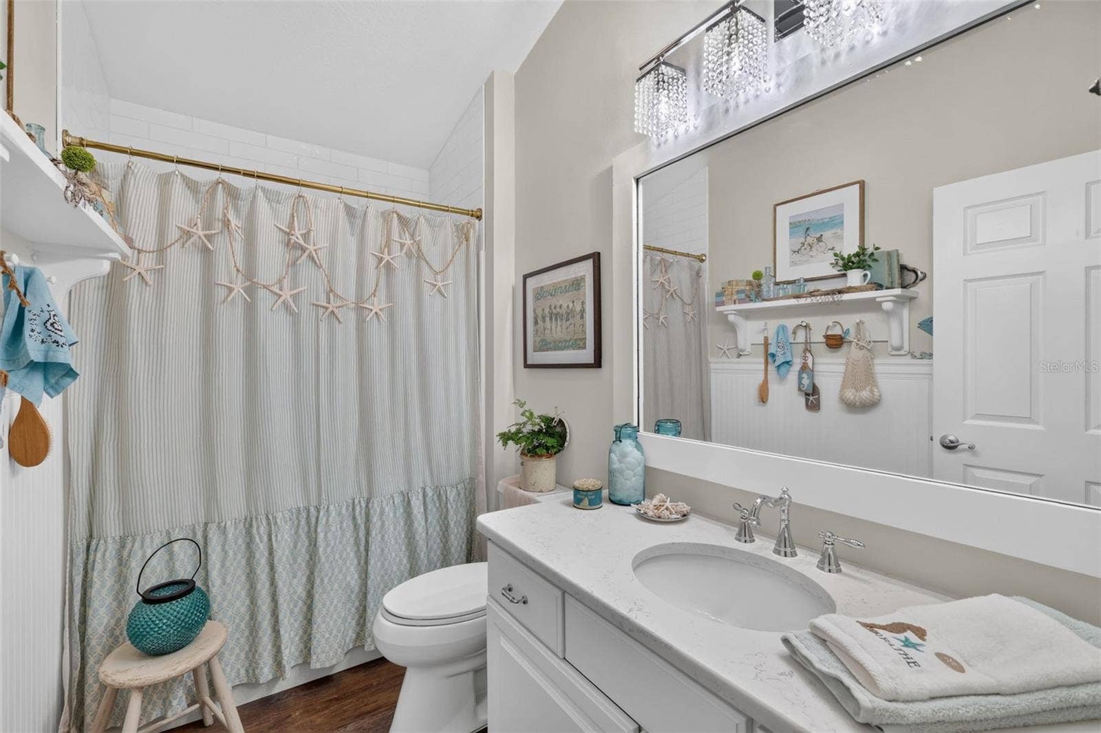 Guest Bath with Tub/Shower