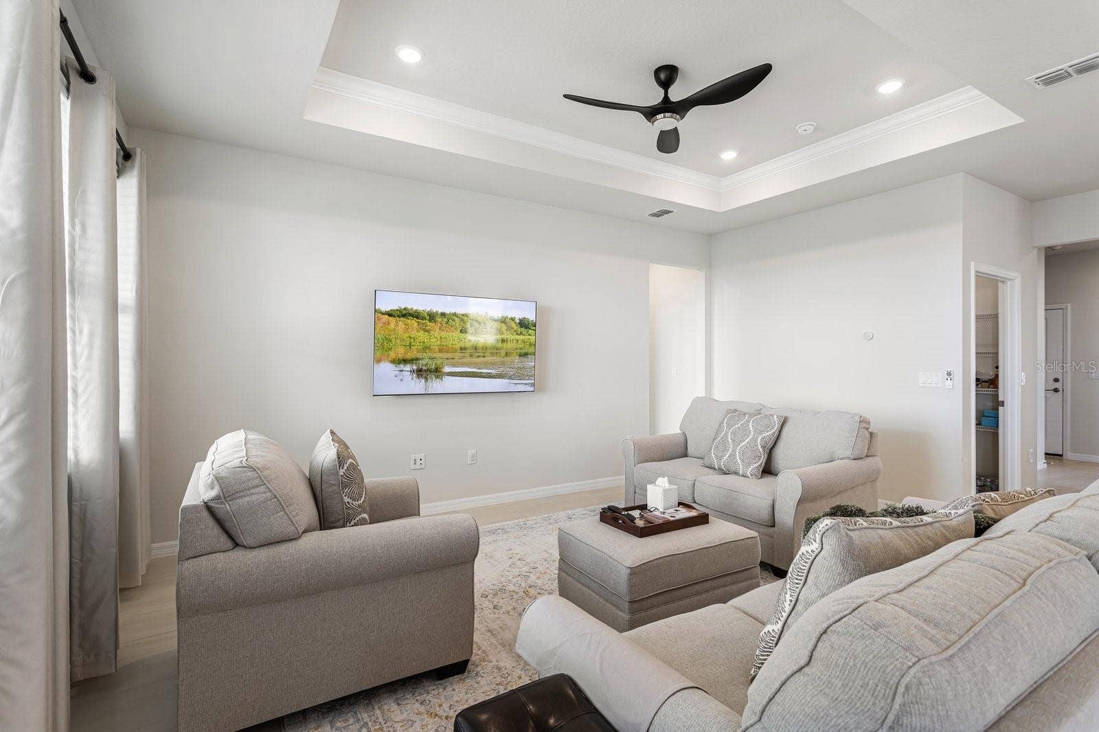 1323 ORANGE VALLEY ROAD, Minneola, FL 34715 Family Room TV stays