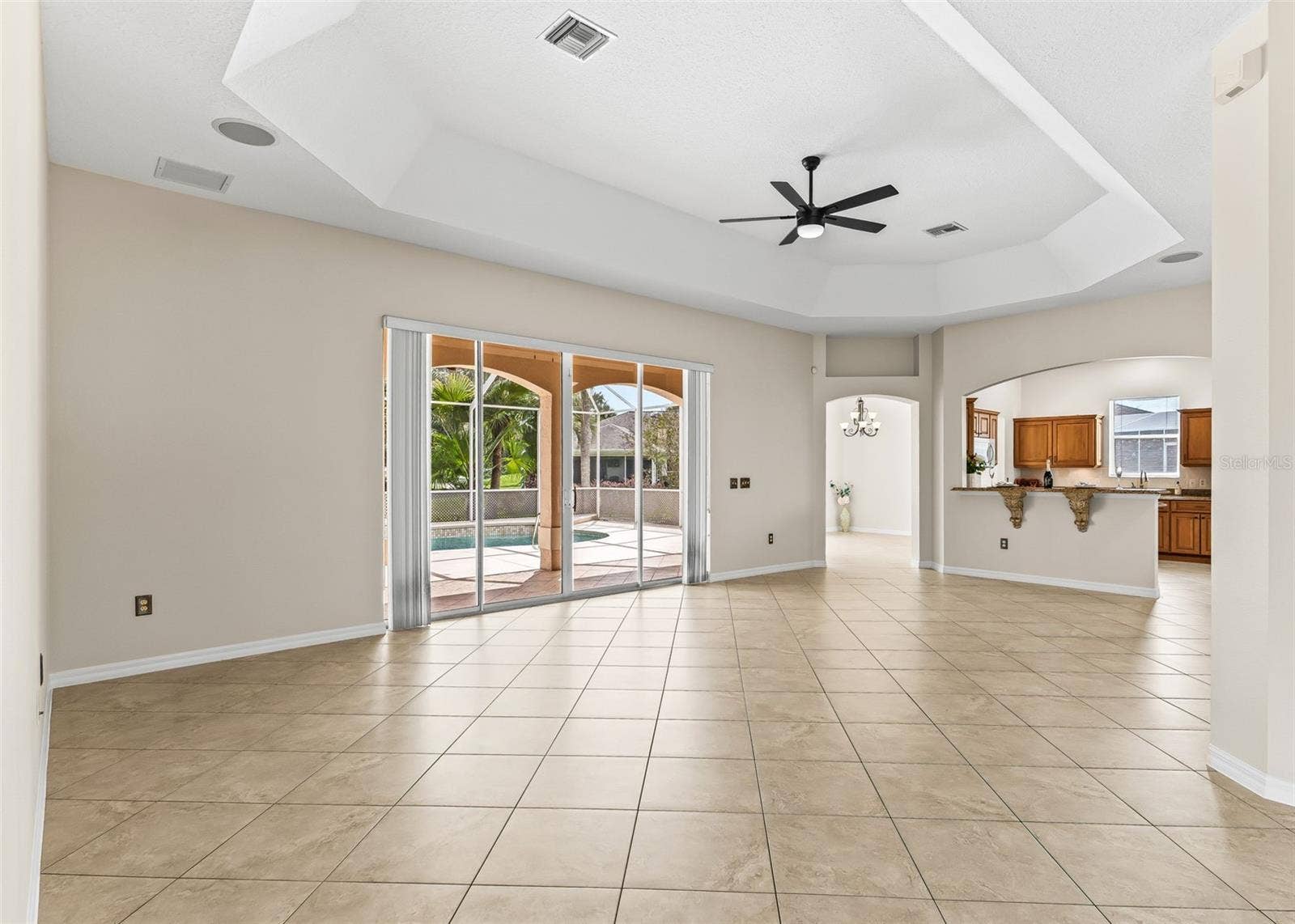 Living room with tray ceiling