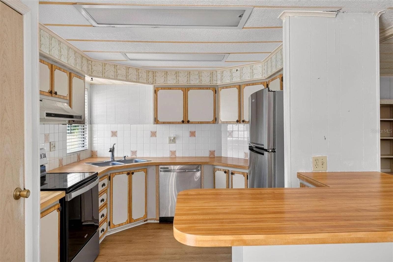 709 BENGAL AVENUE, Tavares, FL 32778 Breakfast Bar