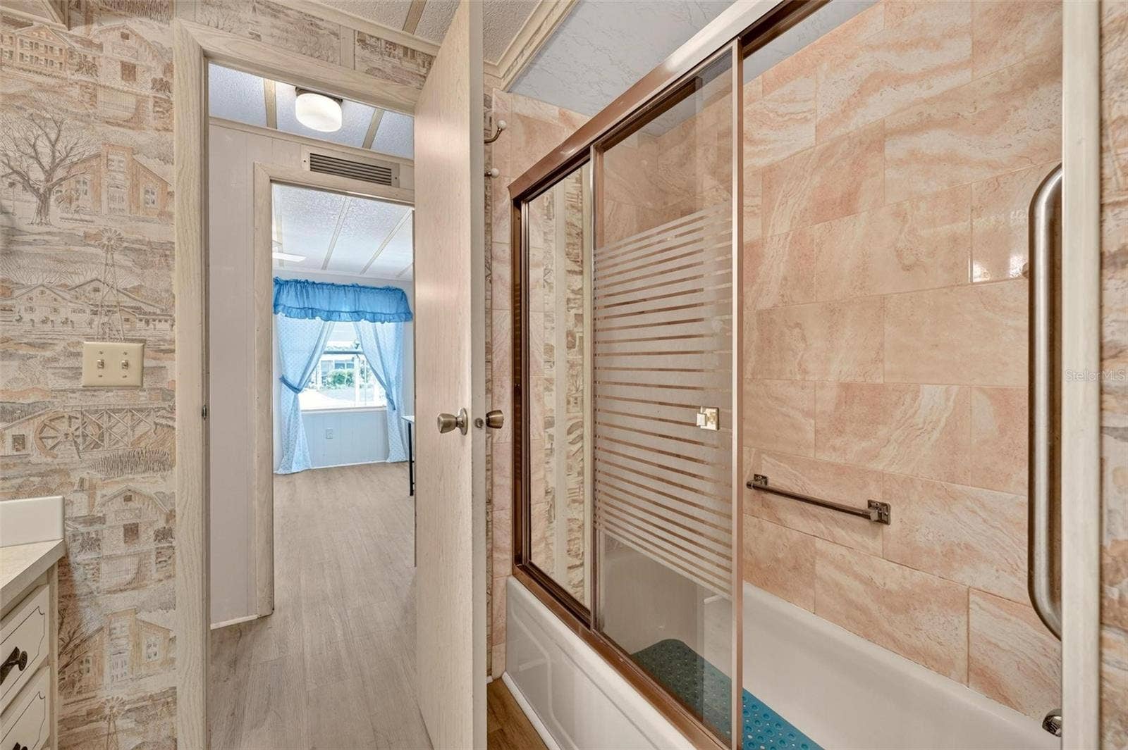 709 BENGAL AVENUE, Tavares, FL 32778 Tub Shower Combo