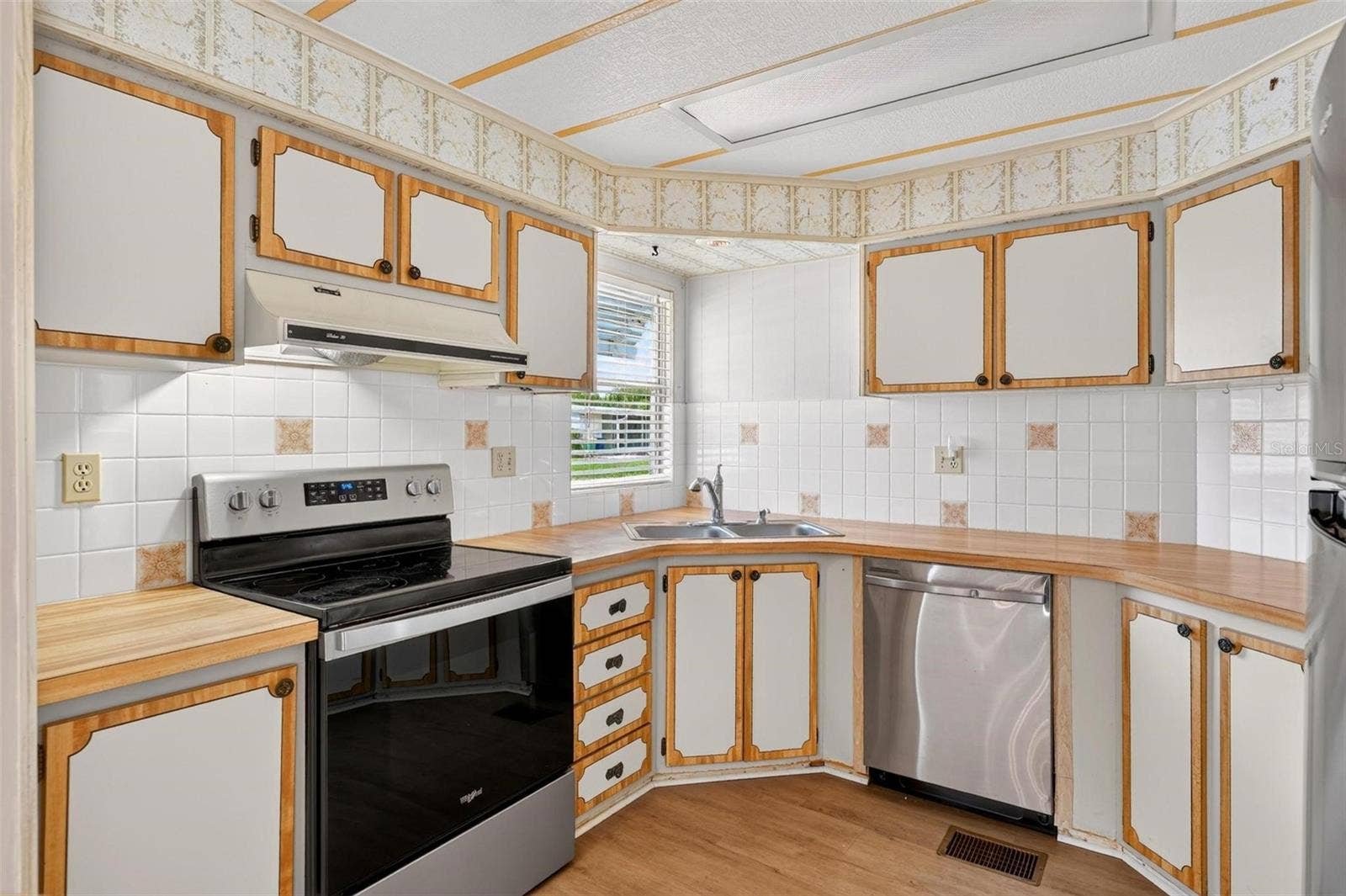709 BENGAL AVENUE, Tavares, FL 32778 Kitchen with stainless steel appliances