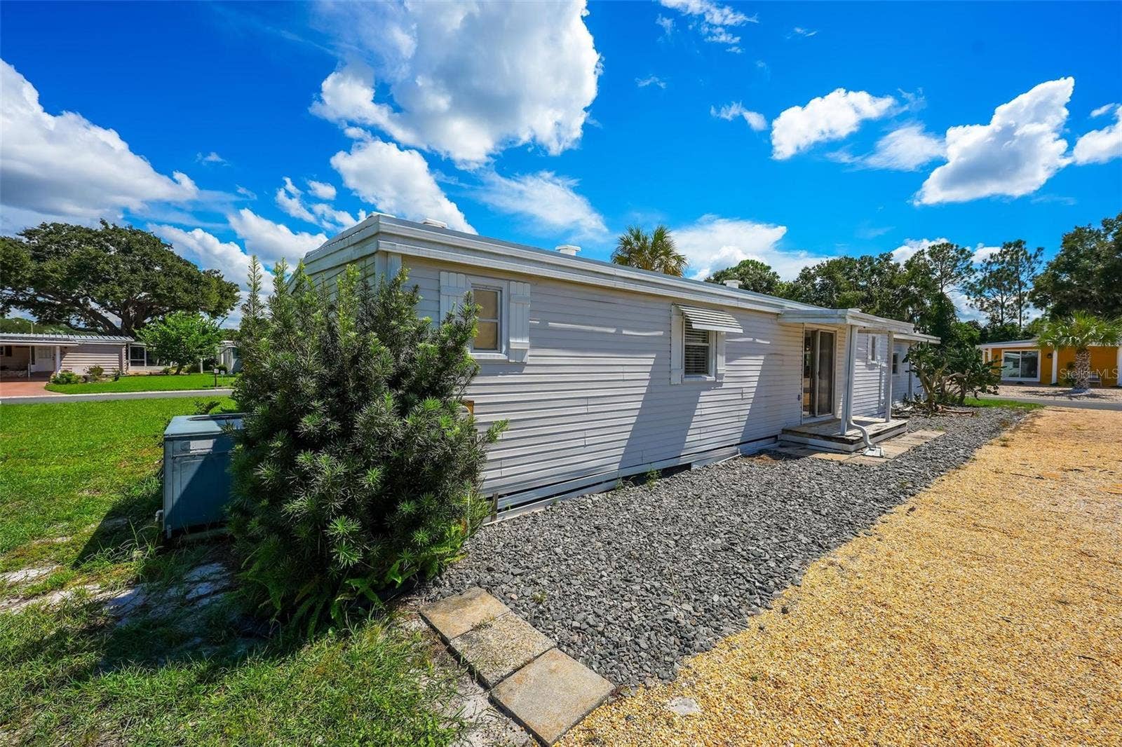 709 BENGAL AVENUE, Tavares, FL 32778 Covered rear deck