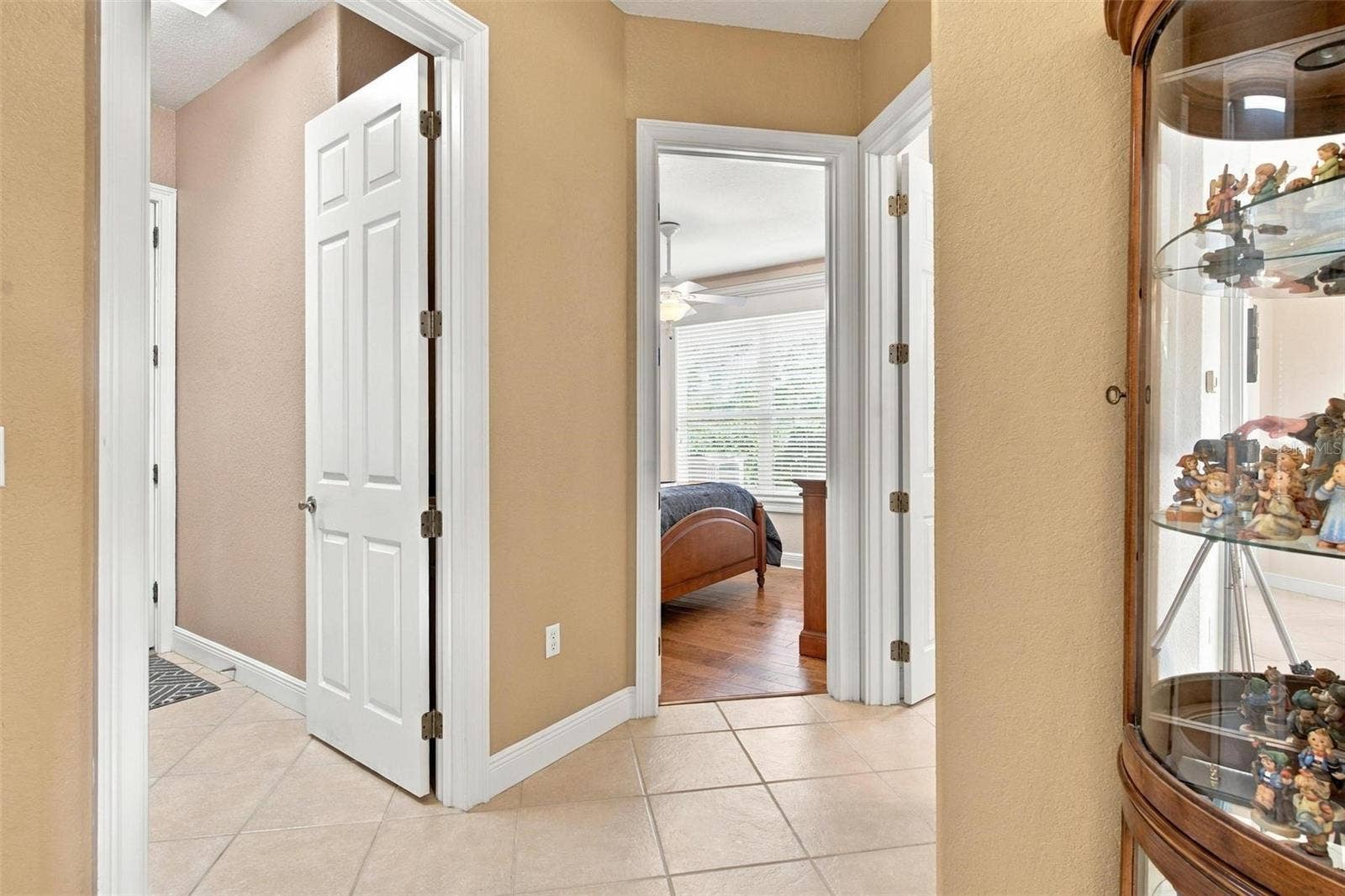 39118 GRIFFIN LANDING, Lady Lake, FL 32159 Hallway leading to bedroom...spacious!