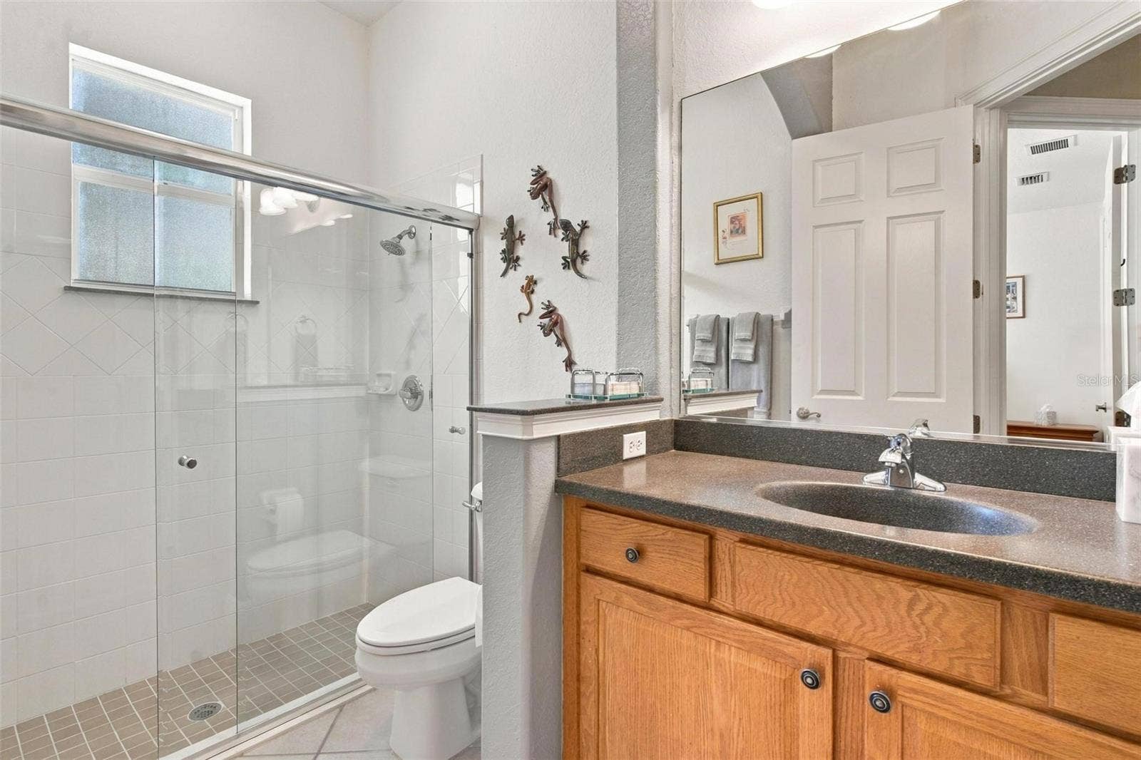 39118 GRIFFIN LANDING, Lady Lake, FL 32159 Guest bath shared with bedrooms two and three.