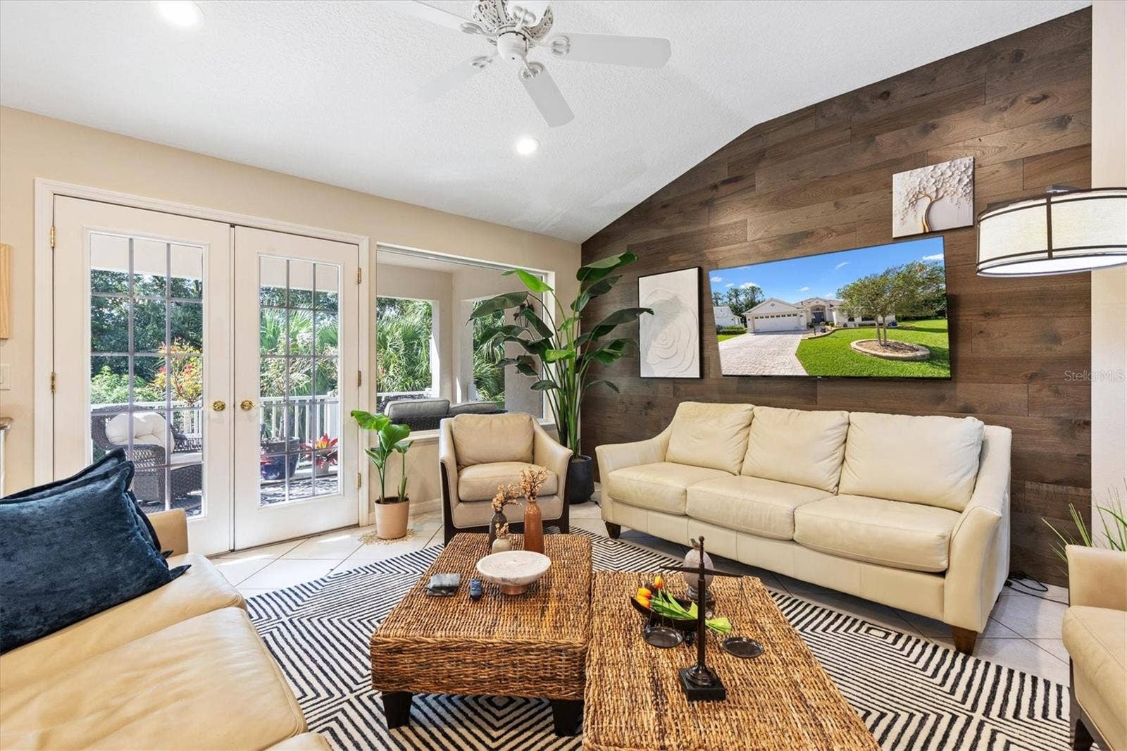 1302 LA ESTRELLITA WAY, The Villages, FL 32162 Living Room