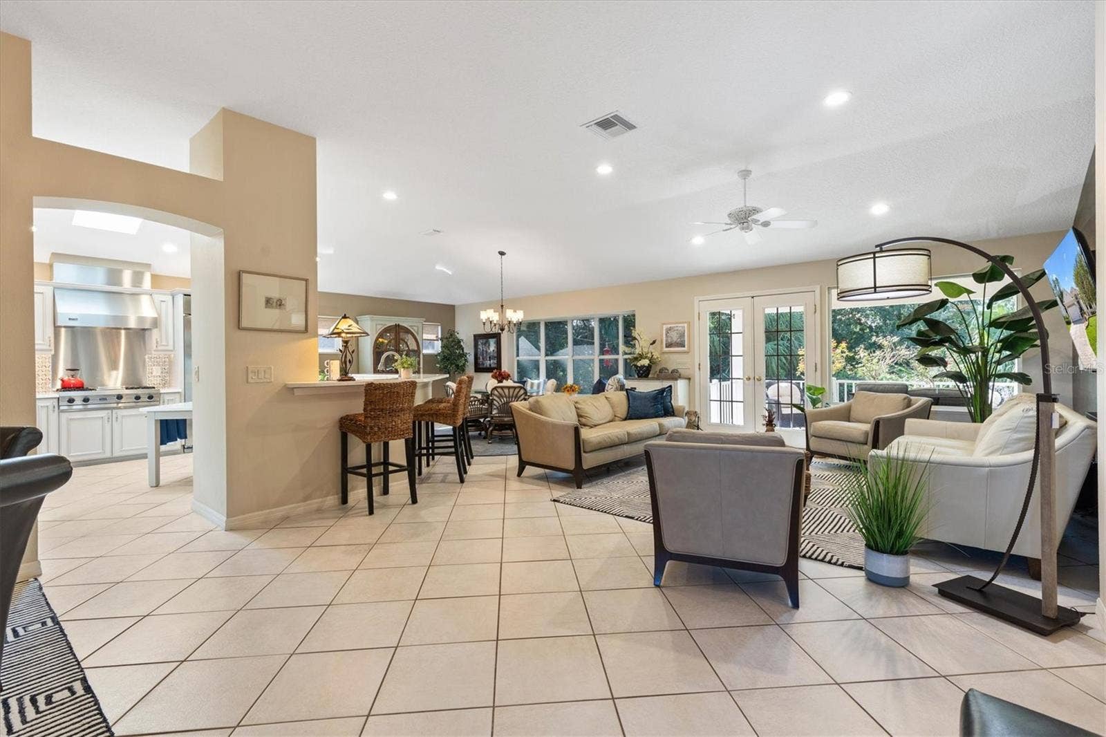 1302 LA ESTRELLITA WAY, The Villages, FL 32162 Living Room with Kitchen