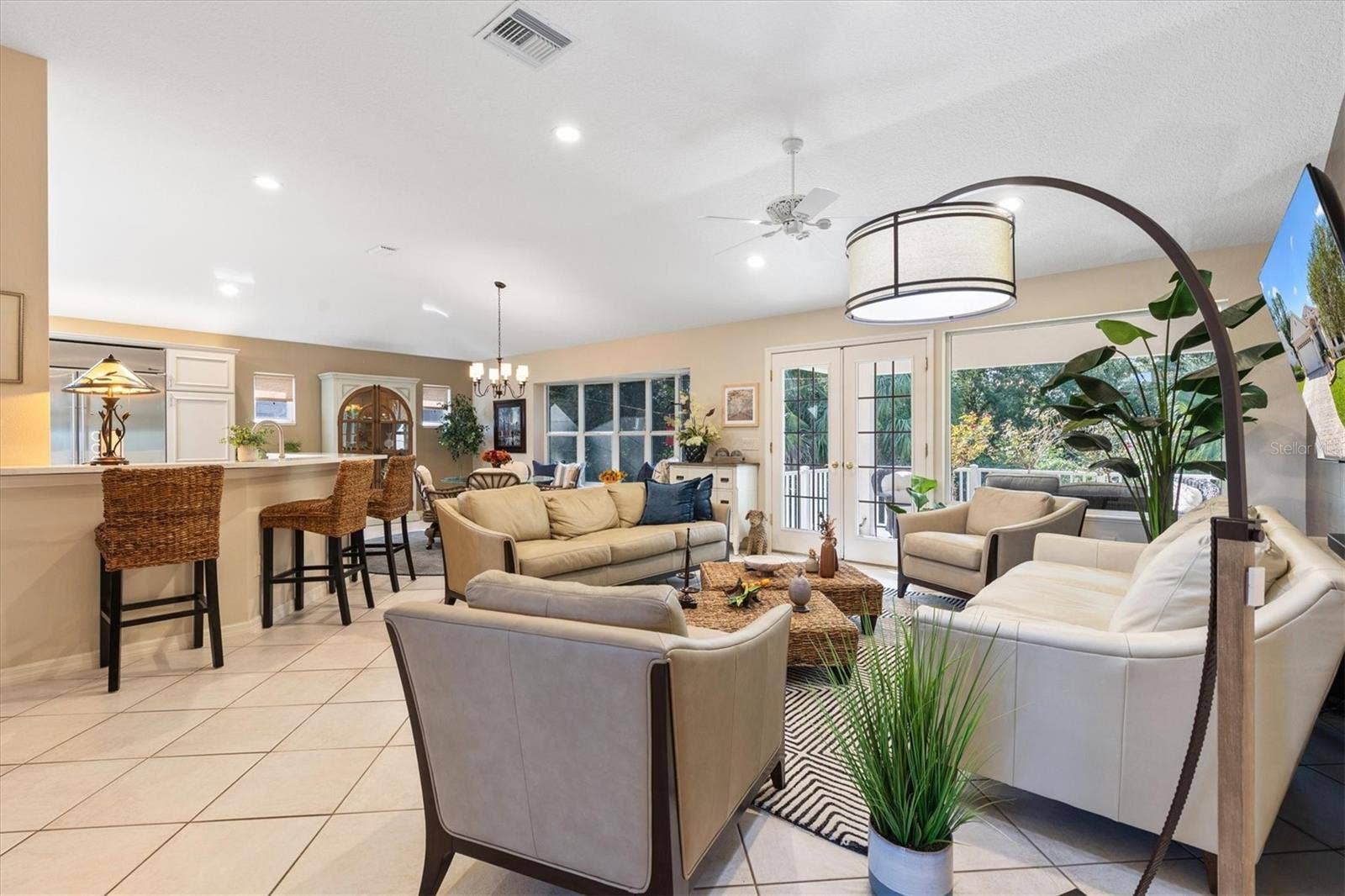 1302 LA ESTRELLITA WAY, The Villages, FL 32162 Living Room with kitchen