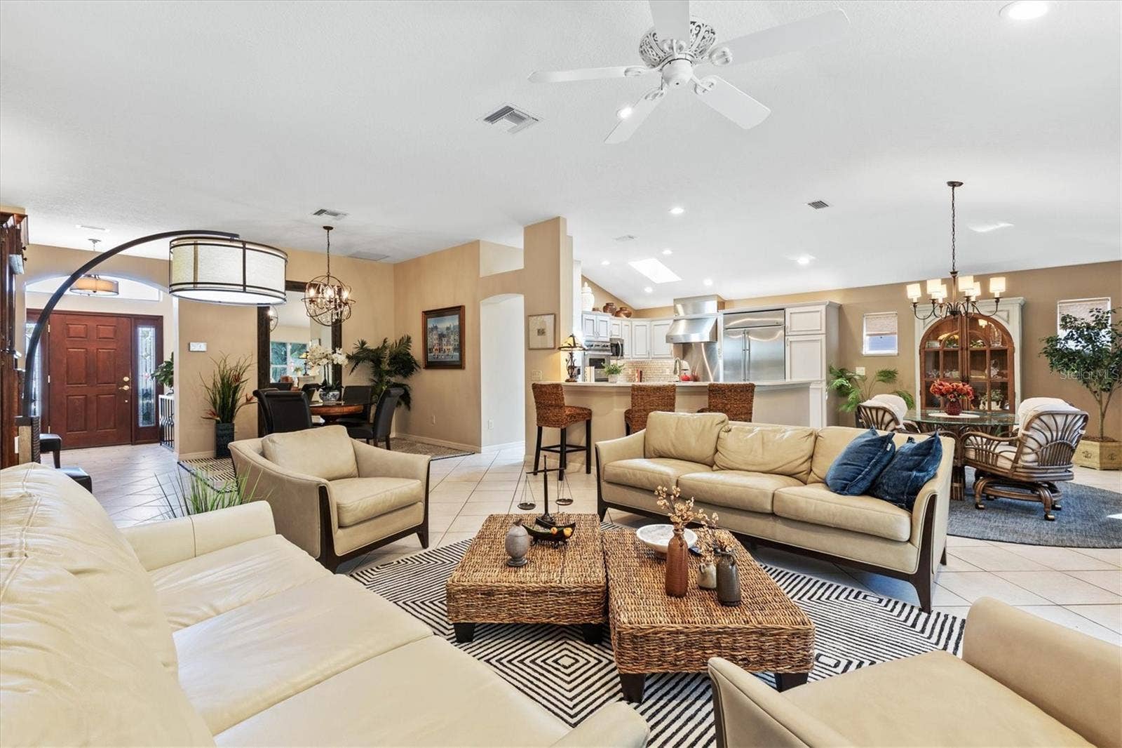 1302 LA ESTRELLITA WAY, The Villages, FL 32162 Living Room