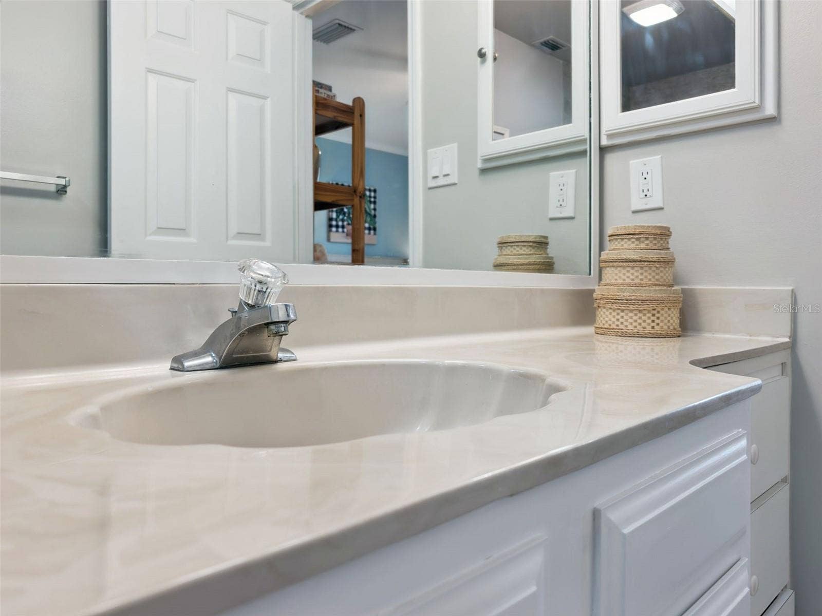 1066 VILLA LANE, #63, Apopka, FL 32712 Spacious en suite bath features an easy-clean integral sink.