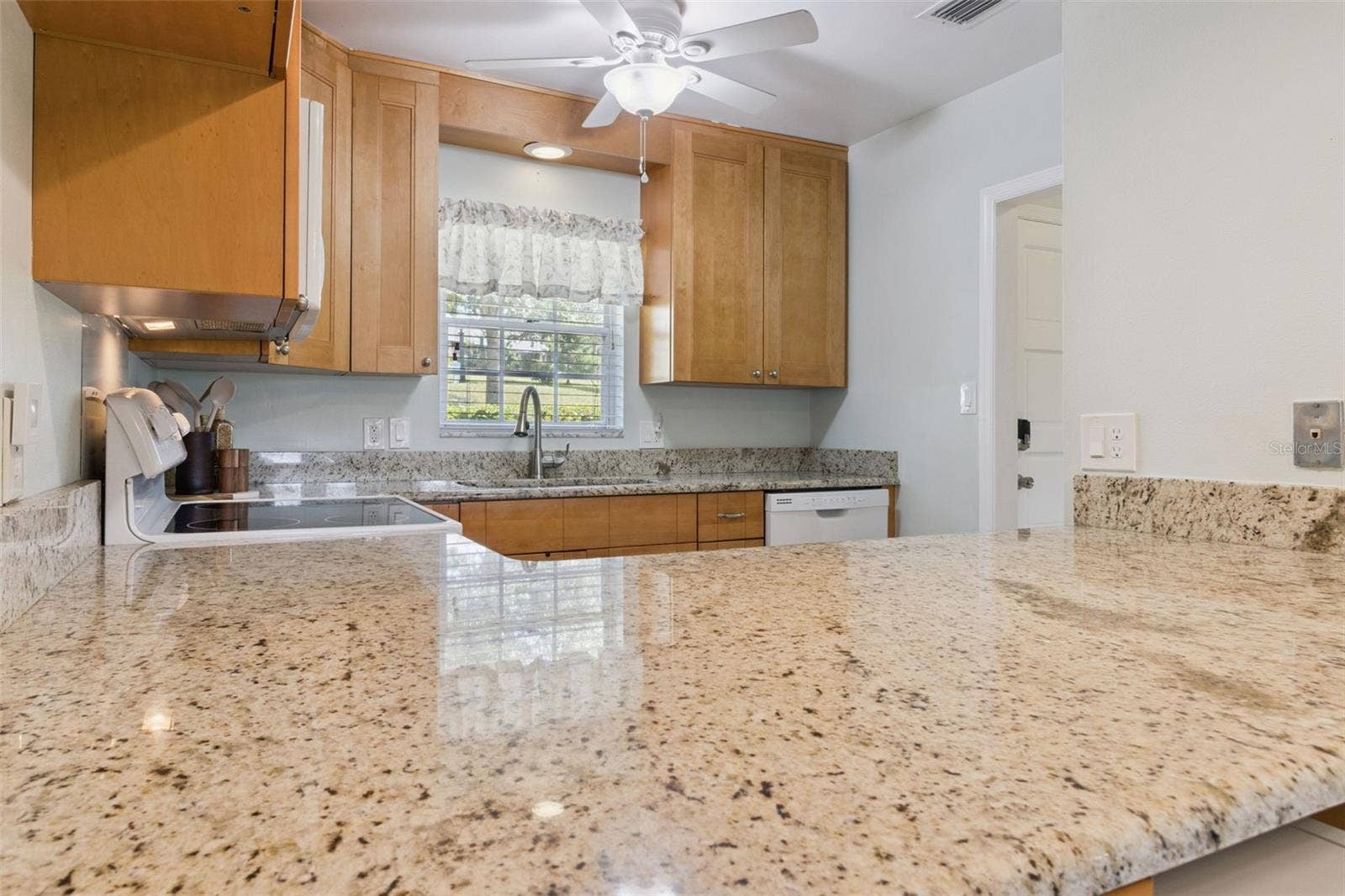 1066 VILLA LANE, #63, Apopka, FL 32712 Abundant granite gleams throughout the kitchen.