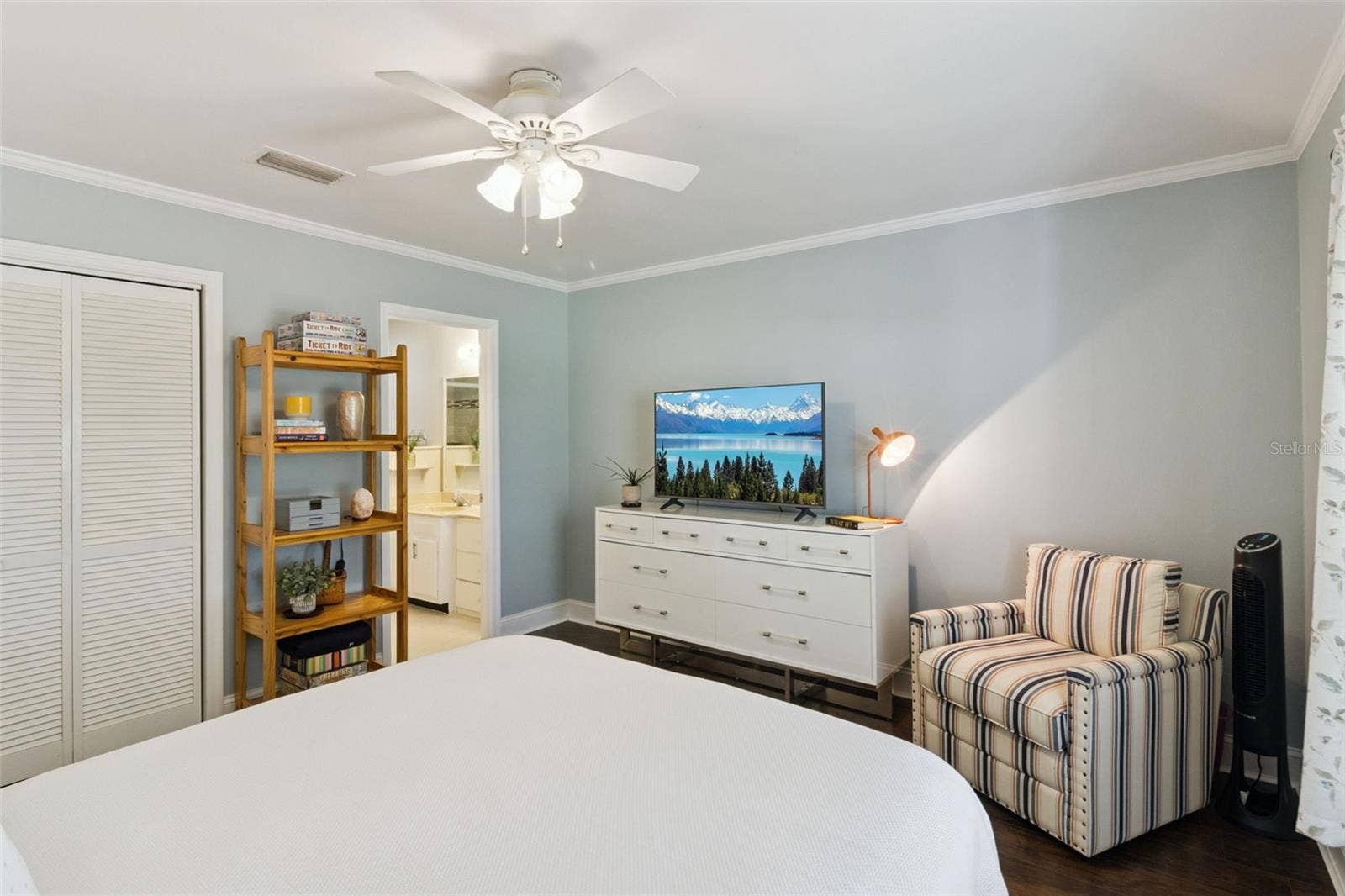 1066 VILLA LANE, #63, Apopka, FL 32712 Primary bedroom is a comfortable haven with crown molding, no carpet, and full en suite bathroom.