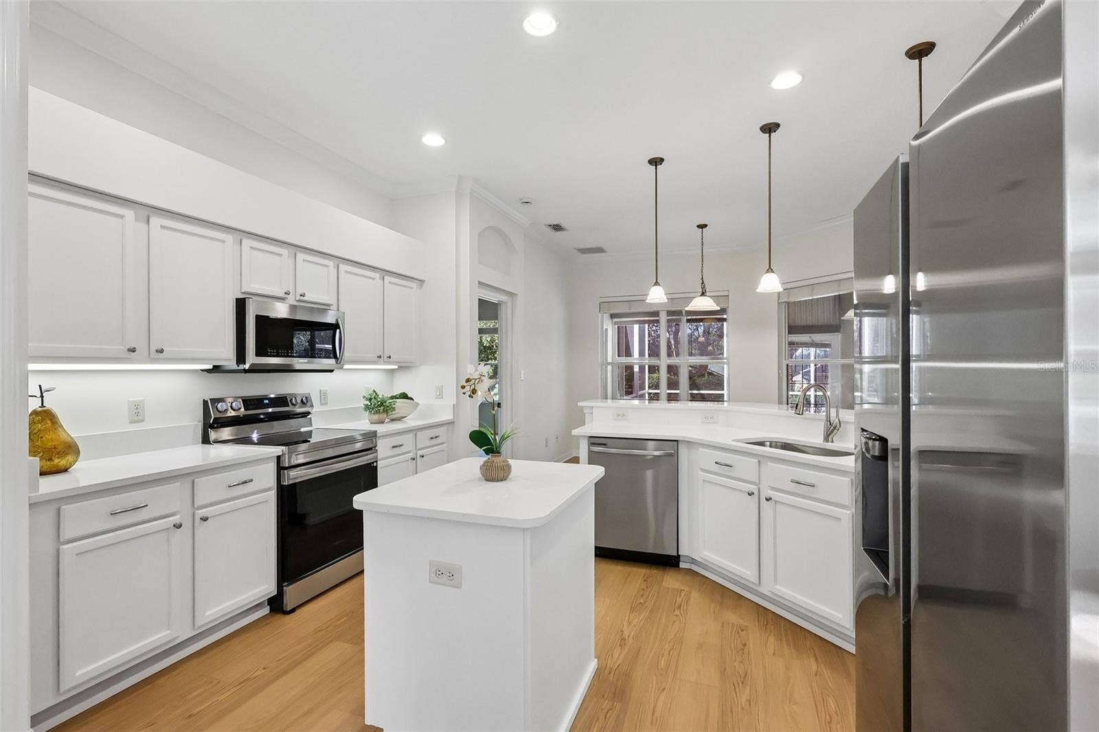 24445 MADEWOOD AVENUE, Leesburg, FL 34748 Brand New Fridge - Never Used
