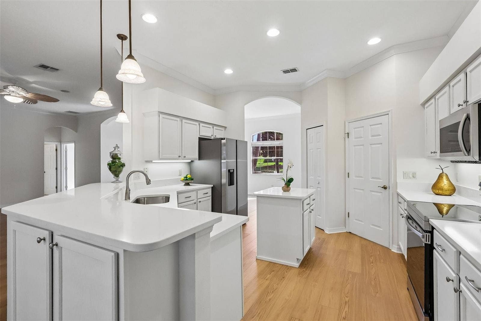 24445 MADEWOOD AVENUE, Leesburg, FL 34748 Soft Close Drawers and Doors