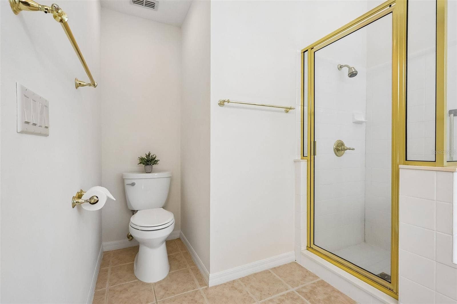 24445 MADEWOOD AVENUE, Leesburg, FL 34748 Step-In Shower