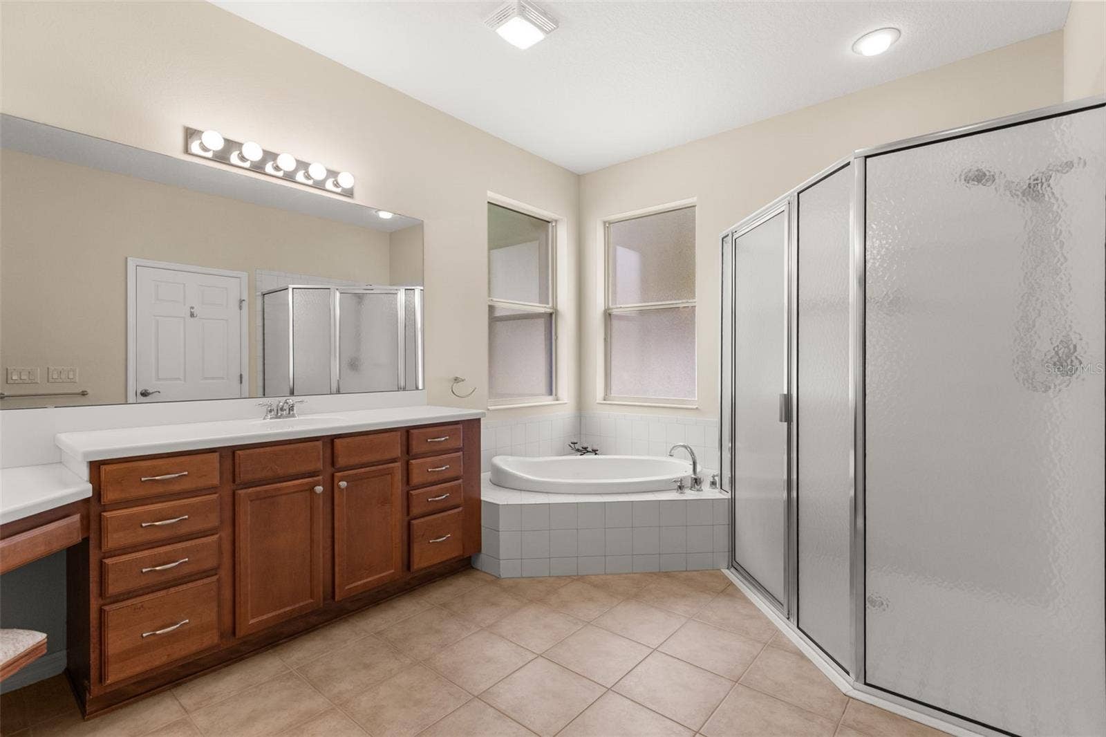 4711 HERITAGE TRAIL, Leesburg, FL 34748 Primary Bathroom with Dual Vanity, Soaking Tub and Separate Shower