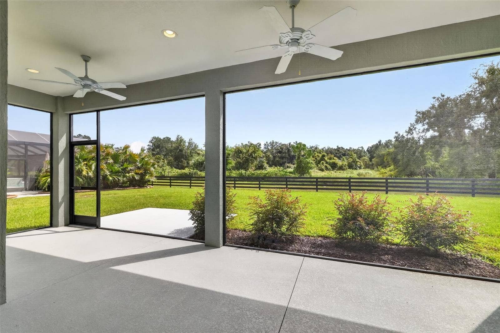 SPACIOUS Lanai with PRIVATE PRESERVE VIEWS