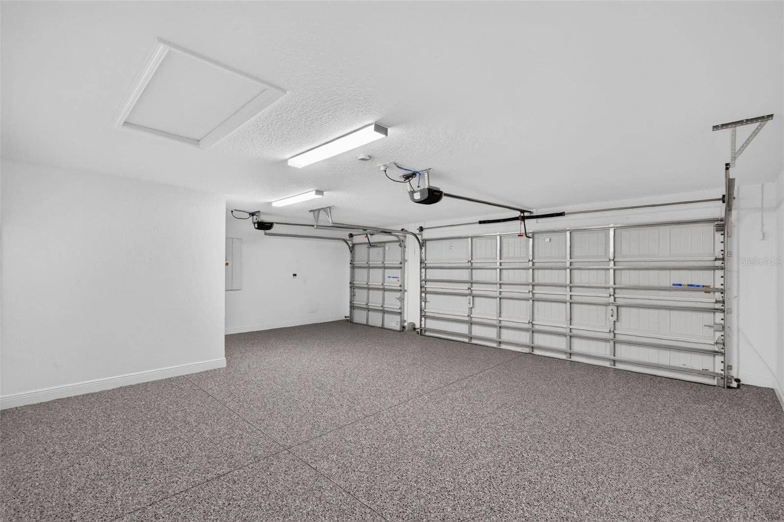 6996 DWIGHT DRIVE, The Villages, FL 34762 Oversized 599sf Two-Car + Golf Cart Garage
