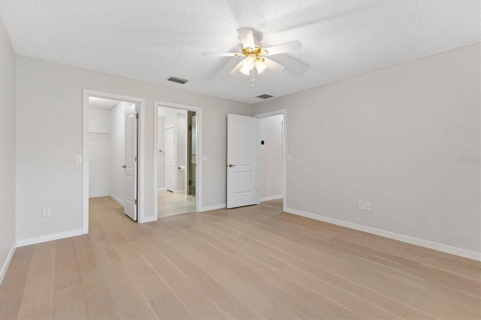 9595 SE 171ST ARGYLL STREET, The Villages, FL 32162 Primary Suite with walk-in closet and en-suite.