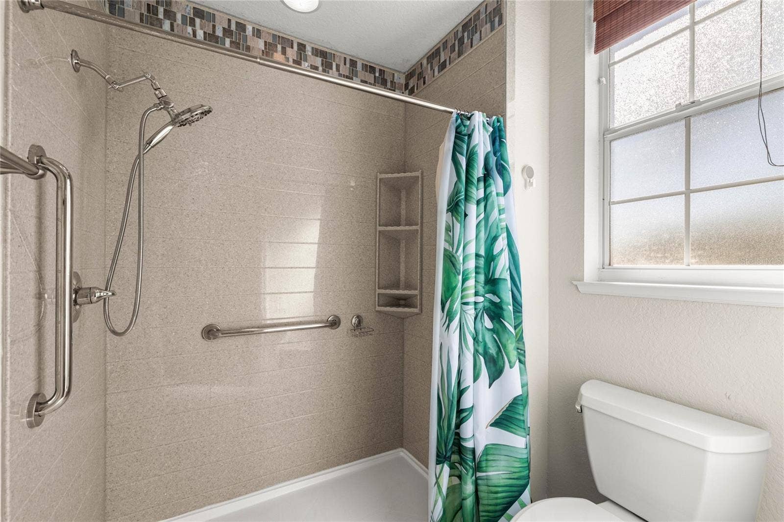 Guest shower.