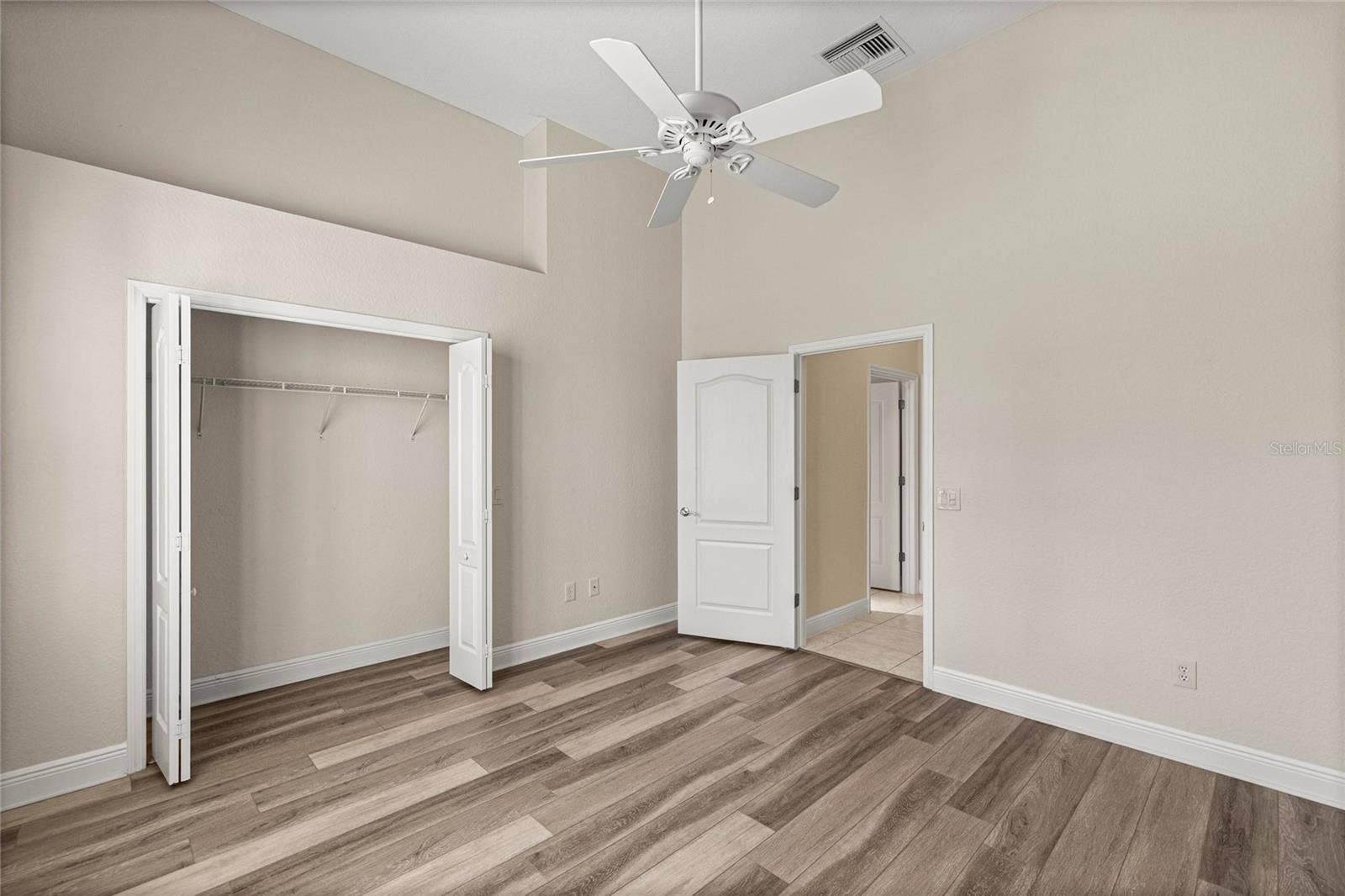Guest bedroom.
