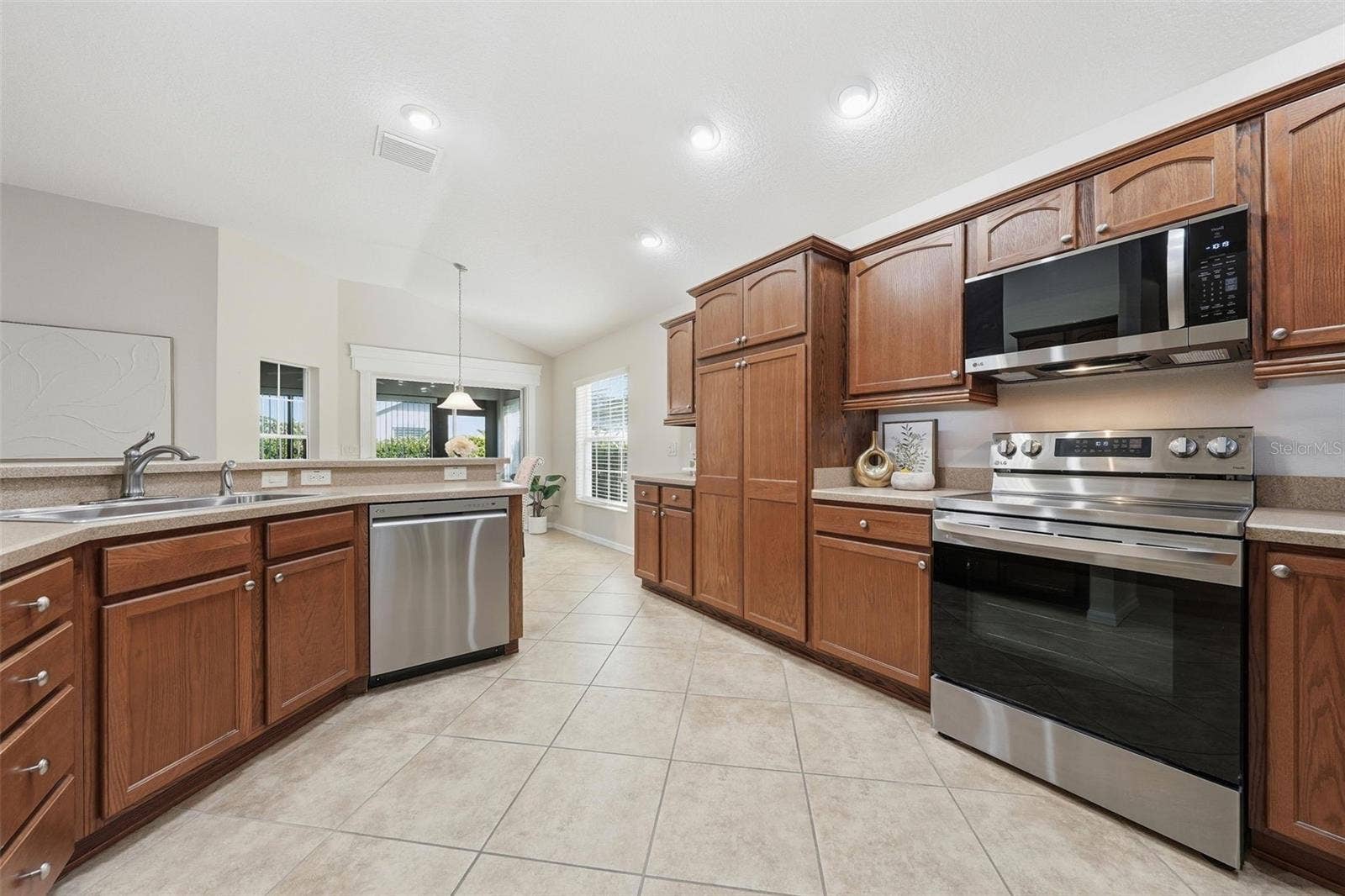 1385 HACKBERRY PLACE, The Villages, FL 32163 1385 HACKBERRY PLACE, The Villages, FL 32163