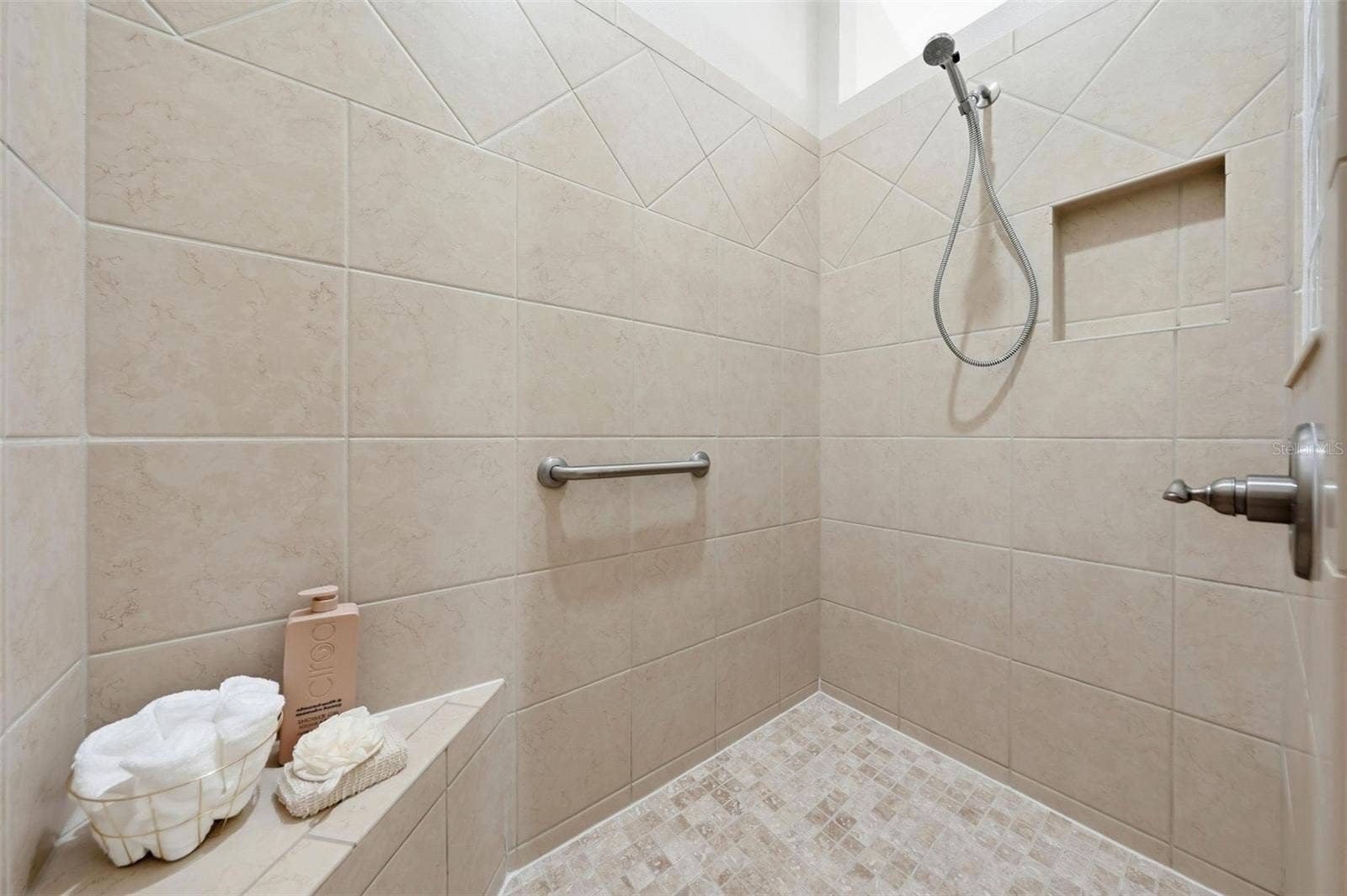 1385 HACKBERRY PLACE, The Villages, FL 32163 1385 HACKBERRY PLACE, The Villages, FL 32163