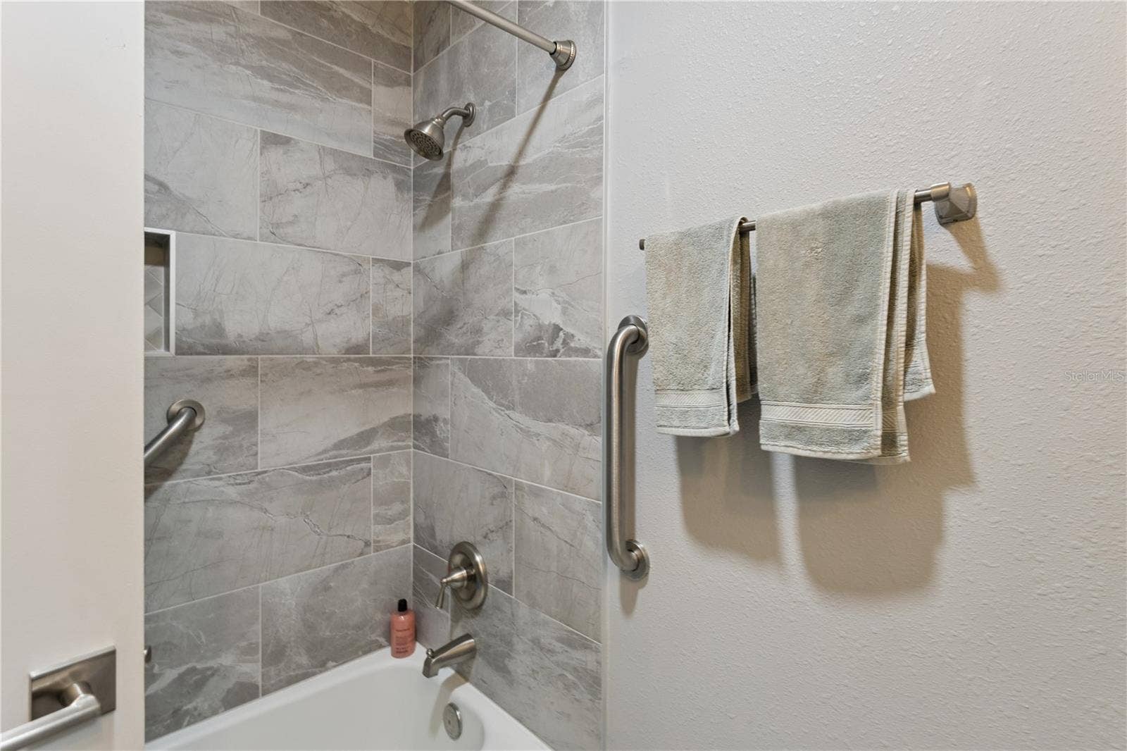 1325 OVERLOOK DRIVE, Mount Dora, FL 32757 Hall bath