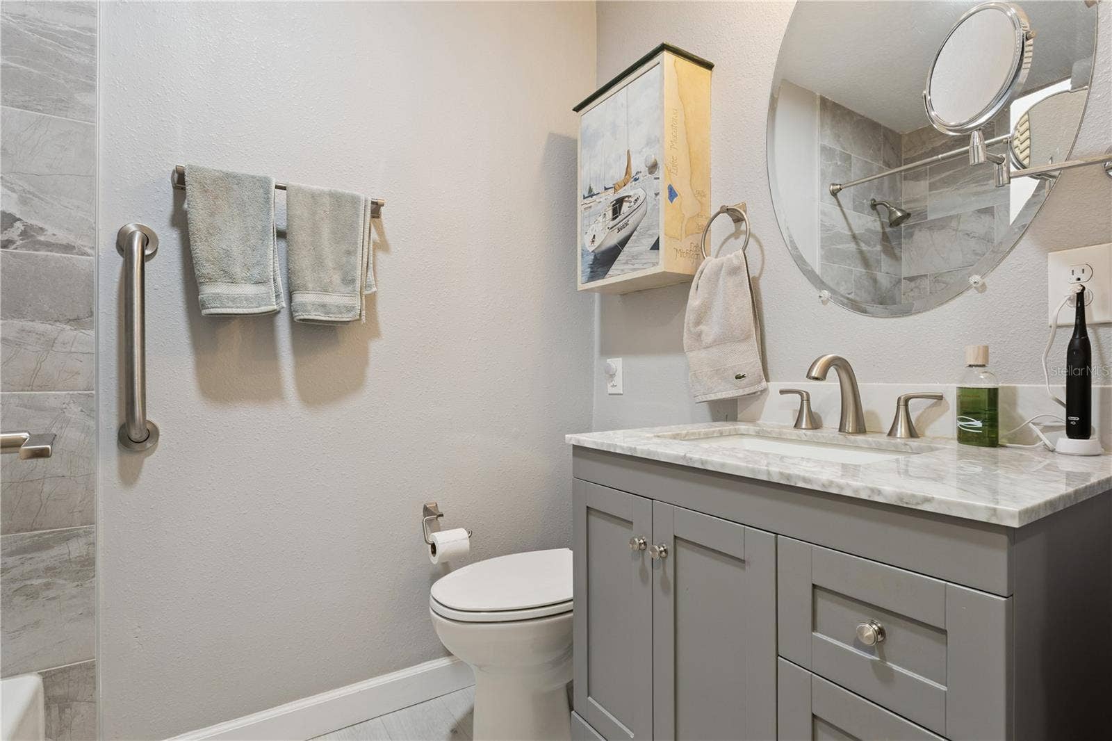 1325 OVERLOOK DRIVE, Mount Dora, FL 32757 Hall bath across from the guest bedroom and office
