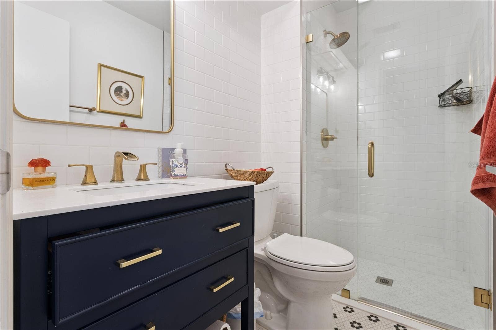 1325 OVERLOOK DRIVE, Mount Dora, FL 32757 Bath off of the kitchen and family room.