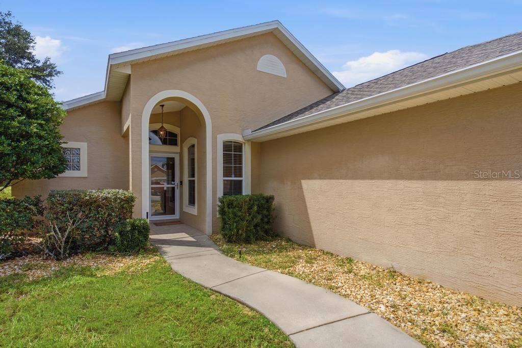81 GOLFVIEW CIRCLE, Umatilla, FL 32784 Looks Great from ALL angles
