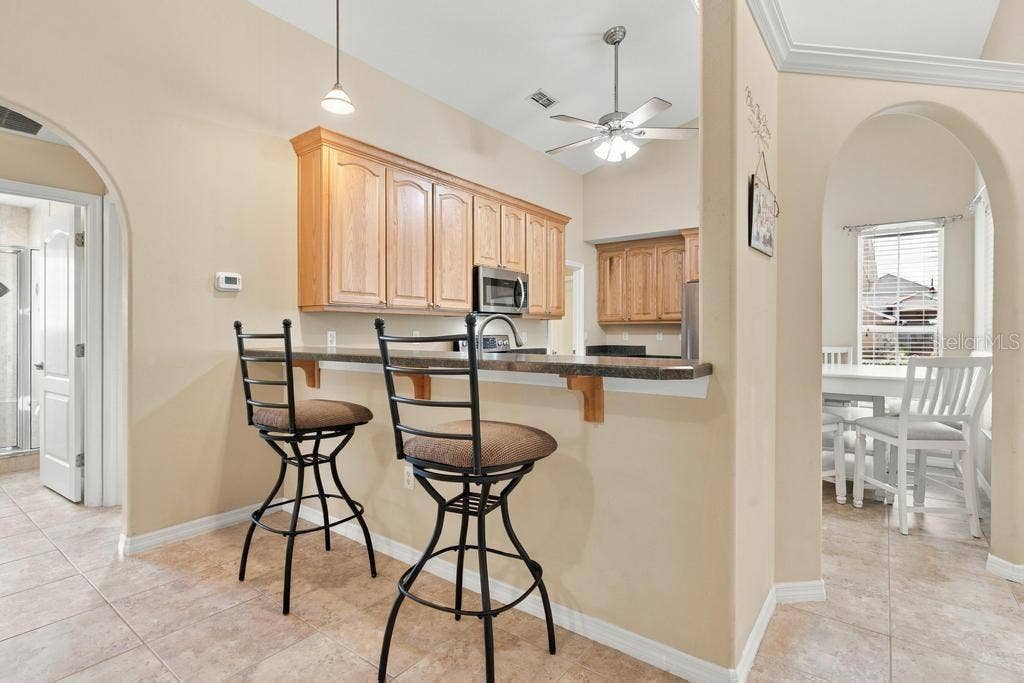 81 GOLFVIEW CIRCLE, Umatilla, FL 32784 Breakfast Bar!