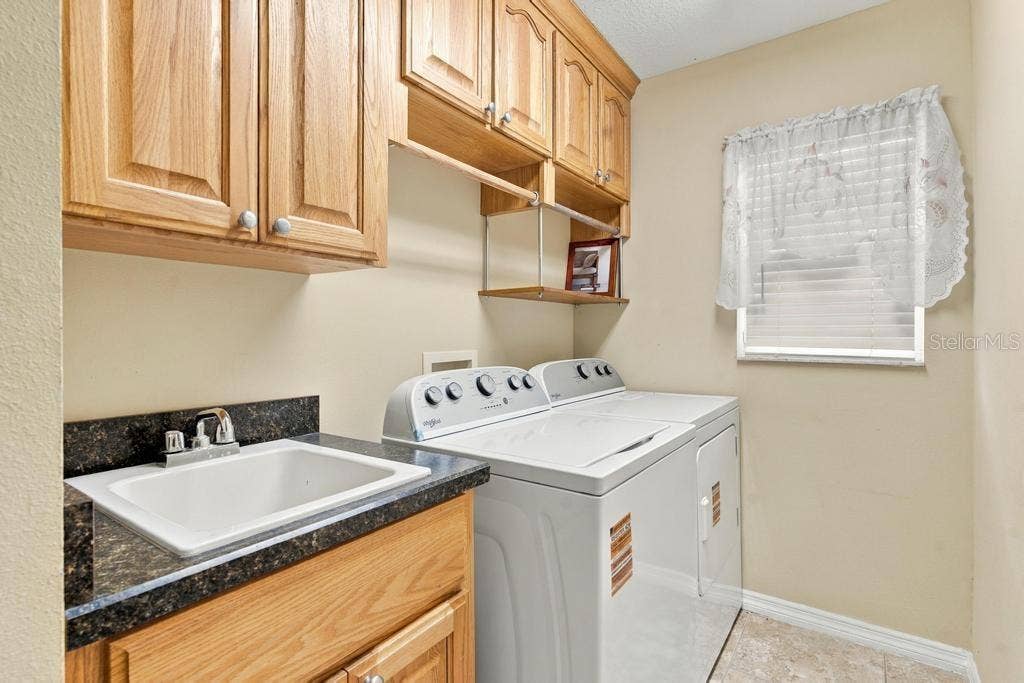 81 GOLFVIEW CIRCLE, Umatilla, FL 32784 Laundry Inside