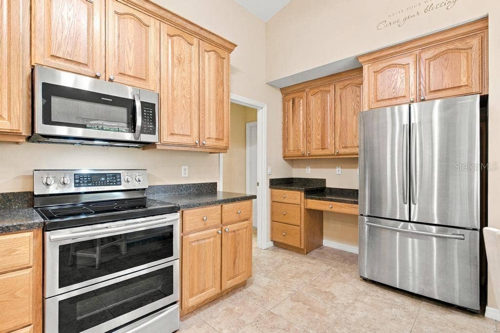 81 GOLFVIEW CIRCLE, Umatilla, FL 32784 Plenty of Cabinetry