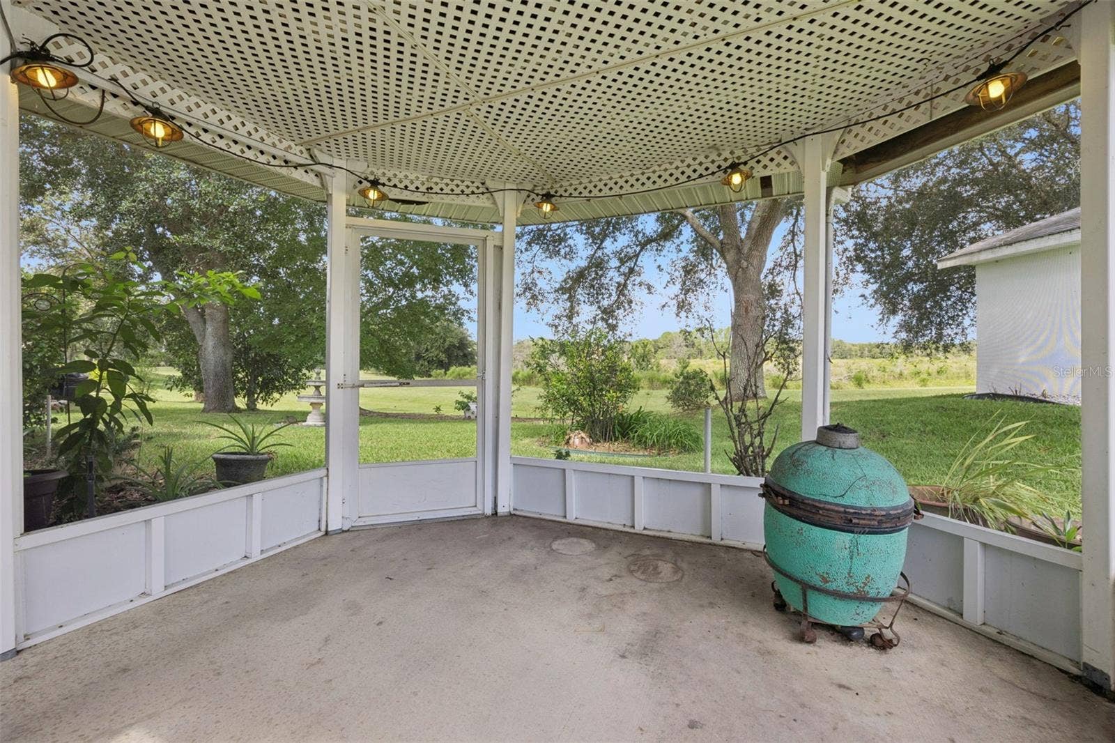 4636 GLEN COE STREET, Leesburg, FL 34748 Screened-in gazebo