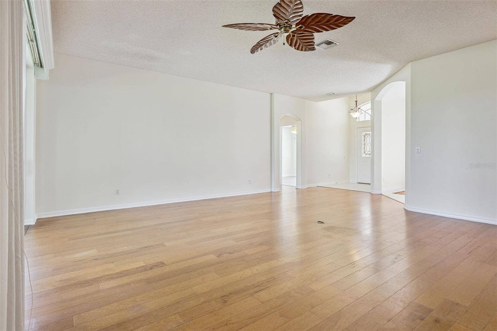 4636 GLEN COE STREET, Leesburg, FL 34748 Living room