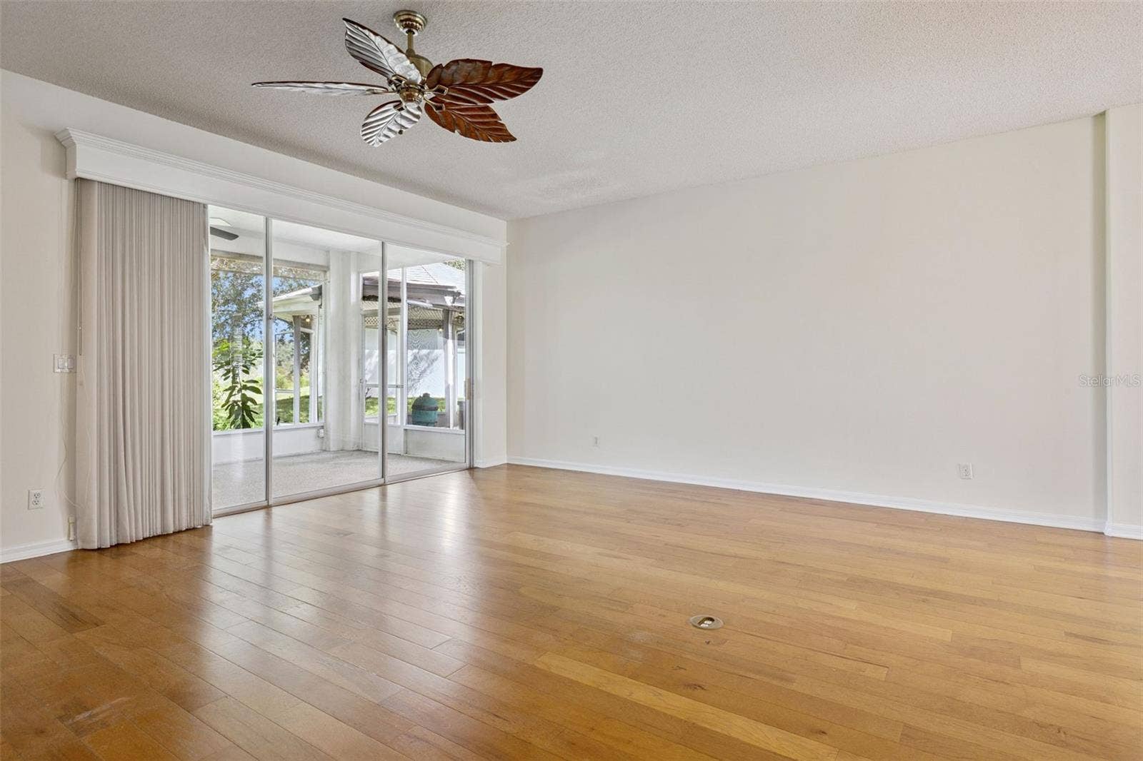 4636 GLEN COE STREET, Leesburg, FL 34748 Living room