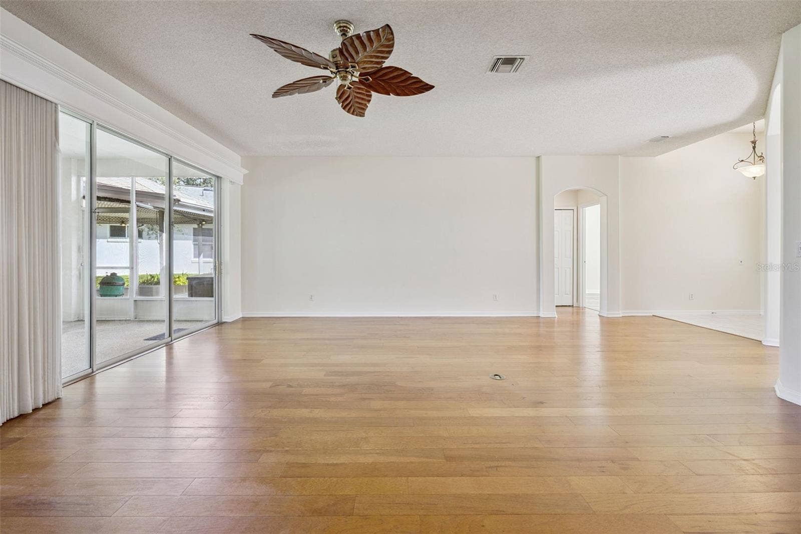 4636 GLEN COE STREET, Leesburg, FL 34748 Living room