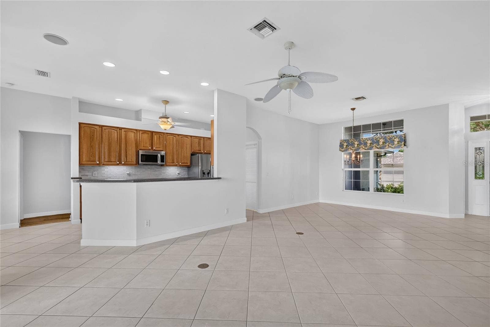 The living area is open and spacious with the floor outlets you will have options to arrange furniture however it suits you.