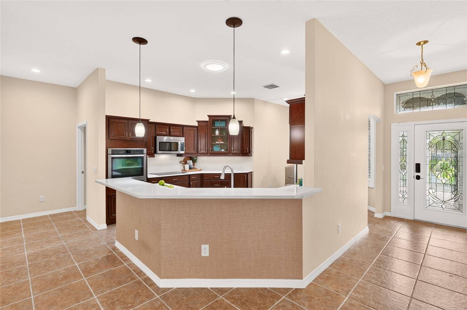 2454 MORNING DOVE LANE, The Villages, FL 32162 A spacious BREAKFAST BAR connects the beautifully appointed kitchen to the main living area, keeping conversation flowing while you prepare meals or entertain friends.