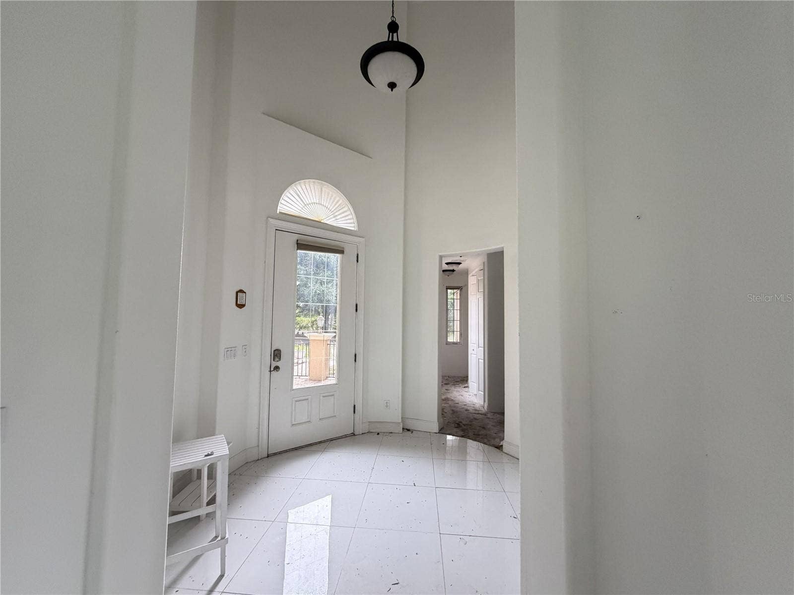 39539 HARBOR HILLS BOULEVARD, Lady Lake, FL 32159 Entry foyer with high ceiling and glass-paneled front door.