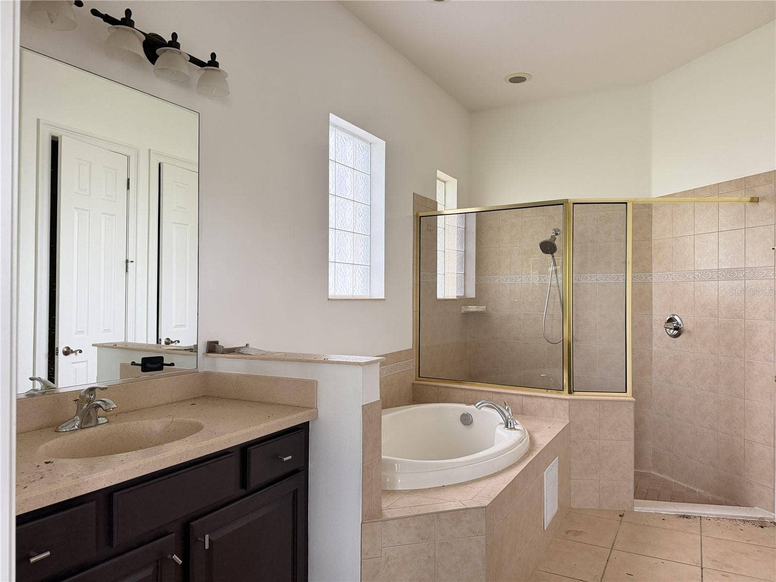 39539 HARBOR HILLS BOULEVARD, Lady Lake, FL 32159 Primary bath with soaking tub, tiled shower, and separate sink vanities.