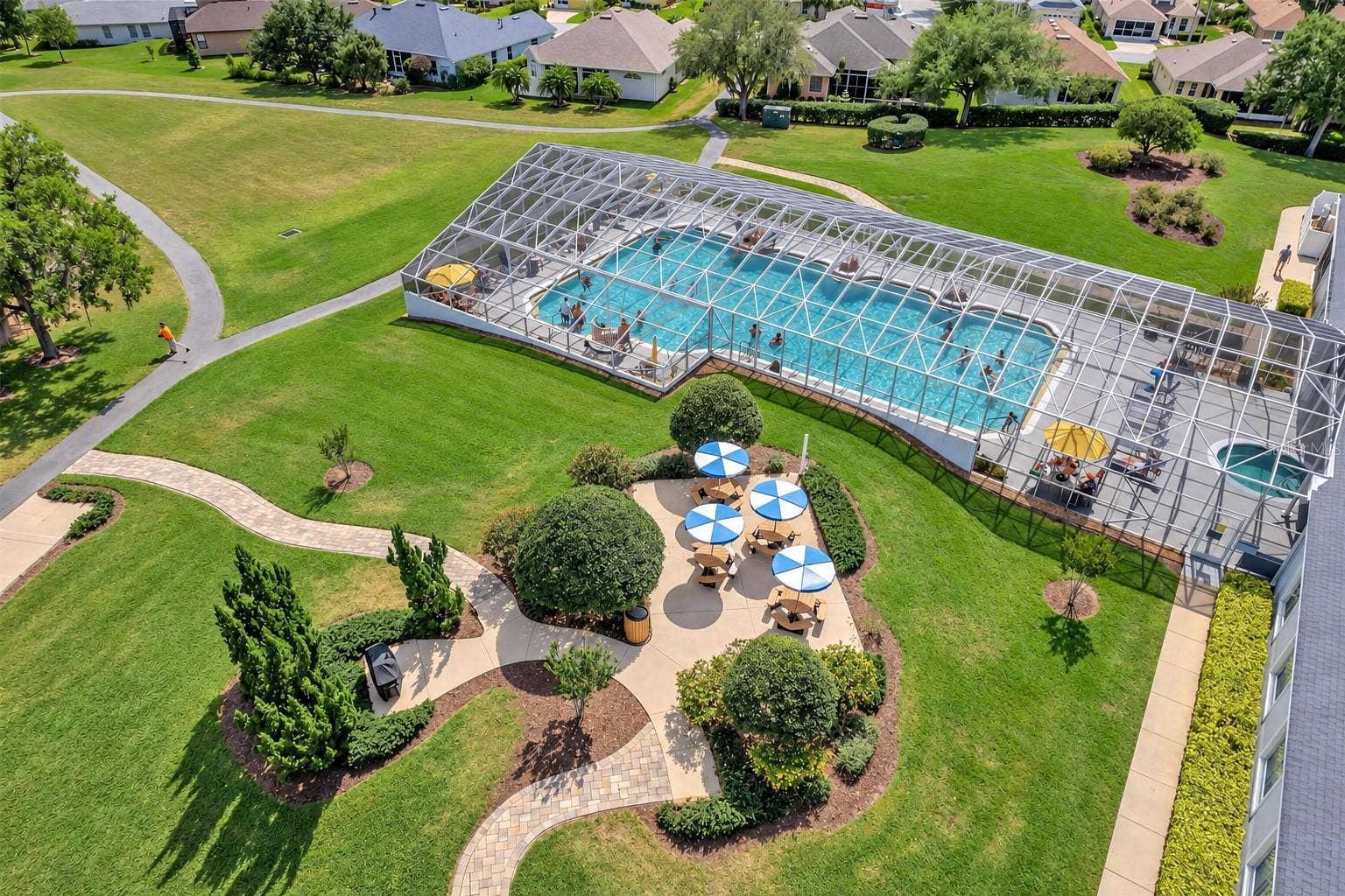 3210 SARATOGA DRIVE, Tavares, FL 32778 Enjoy Royal Harbors spacious, screened Junior Olympic heated pool