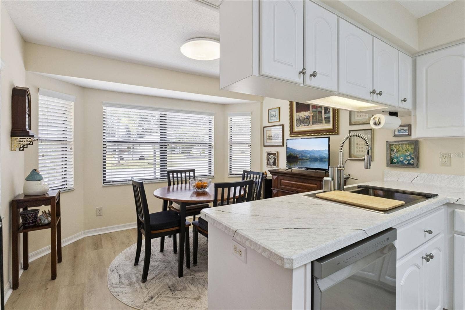 21736 PRINCESS GRACE COURT, Leesburg, FL 34748 KITCHEN has an EAT-IN space with a lovely bay of windows.
