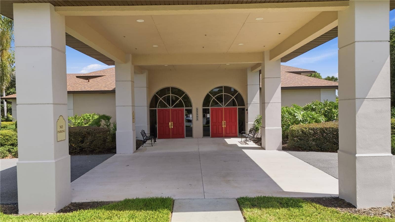 21736 PRINCESS GRACE COURT, Leesburg, FL 34748 THE GREAT HALL portico & entryway