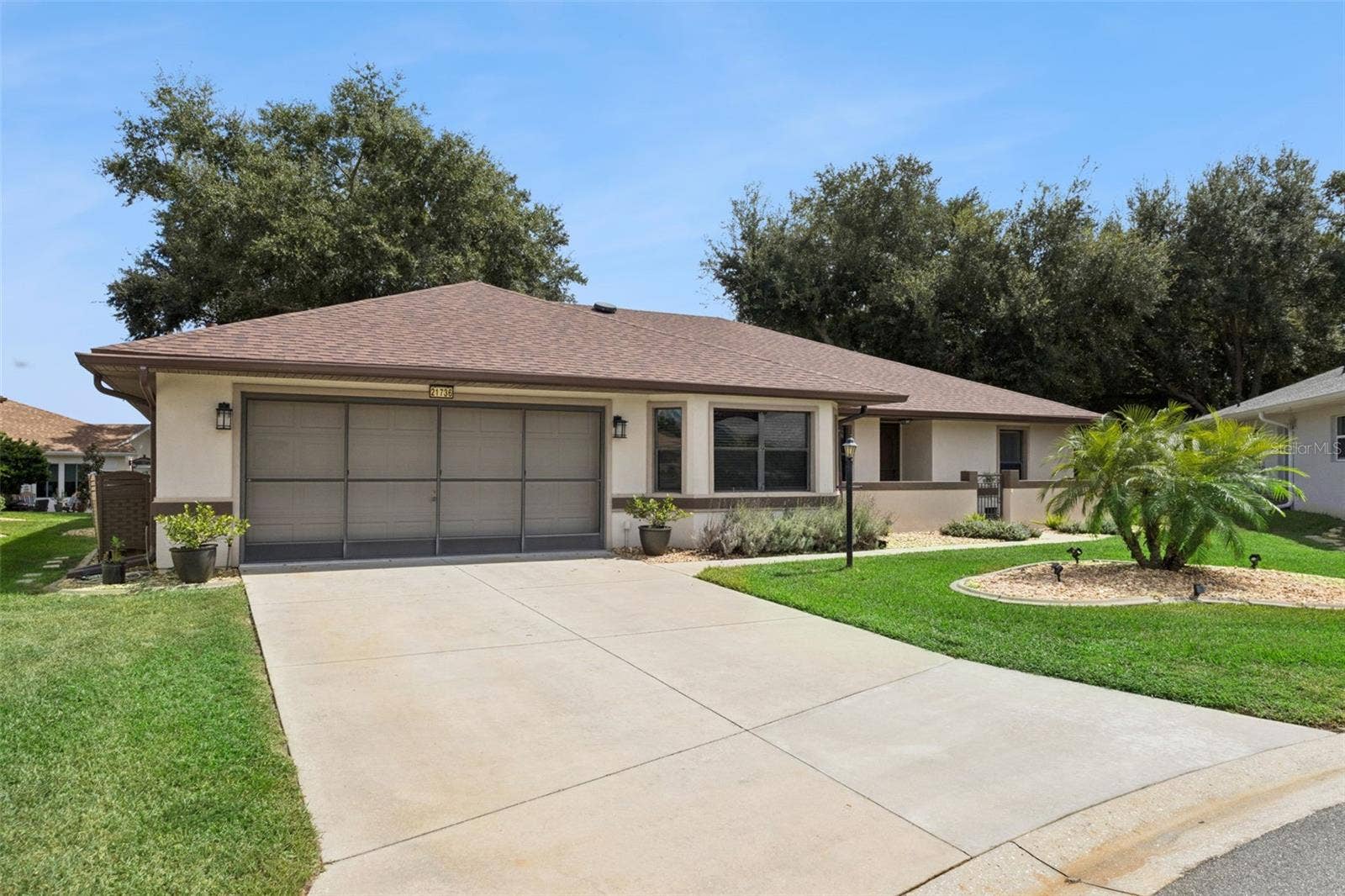 21736 PRINCESS GRACE COURT, Leesburg, FL 34748 The GARAGE has SLIDING SCREENS to allow AIRFLOW and light.